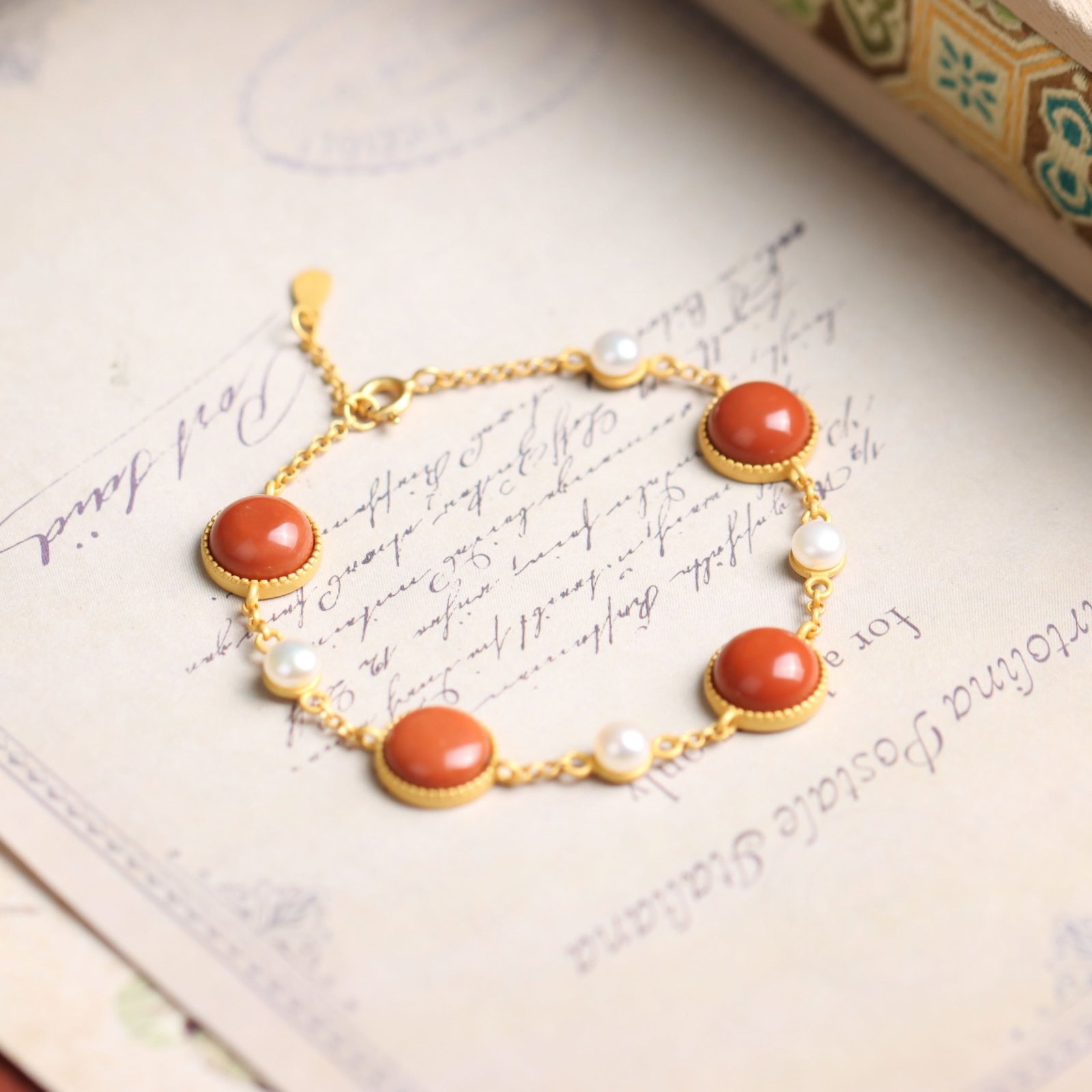 An Exquisite Sterling Silver-Gold Plated Inlaid Agate Bracelets,Inlaid Pearls: An Exquisite Sterling Silver-Gold Plated Inlaid Agate Bracelets,Inlaid Pearls 纯银镀金镶玛瑙手链,嵌珍珠