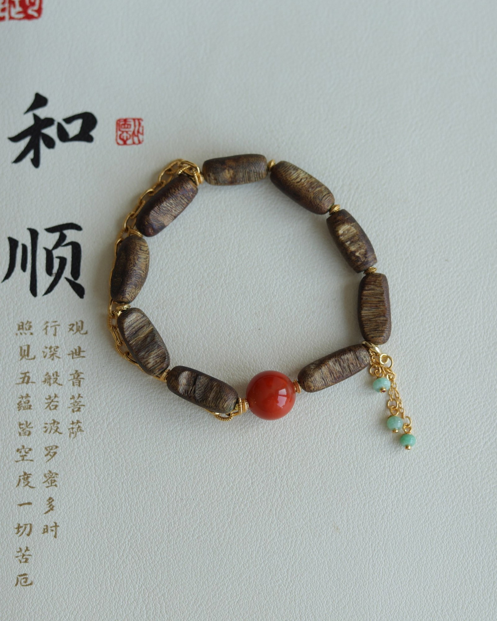 An Exquisite Eaglewood Bracelets,With Agate Jadeite: An Exquisite Eaglewood Bracelets,With Agate Jadeite,Size:7.5mm 沉香木手链,配玛瑙翡翠