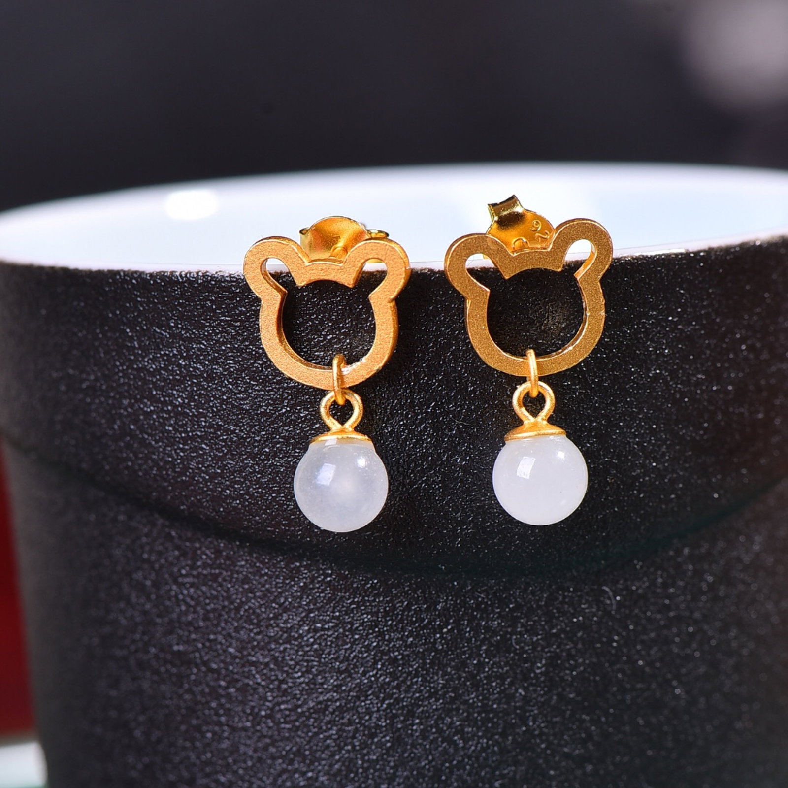 A Pair of Exquisite Sterling Silver-Gold Plated Inlaid White Jade Earrings: A Pair of Exquisite Sterling Silver-Gold Plated Inlaid White Jade Earrings,Size:6mmx6mm 一对纯银镀金镶白玉耳环