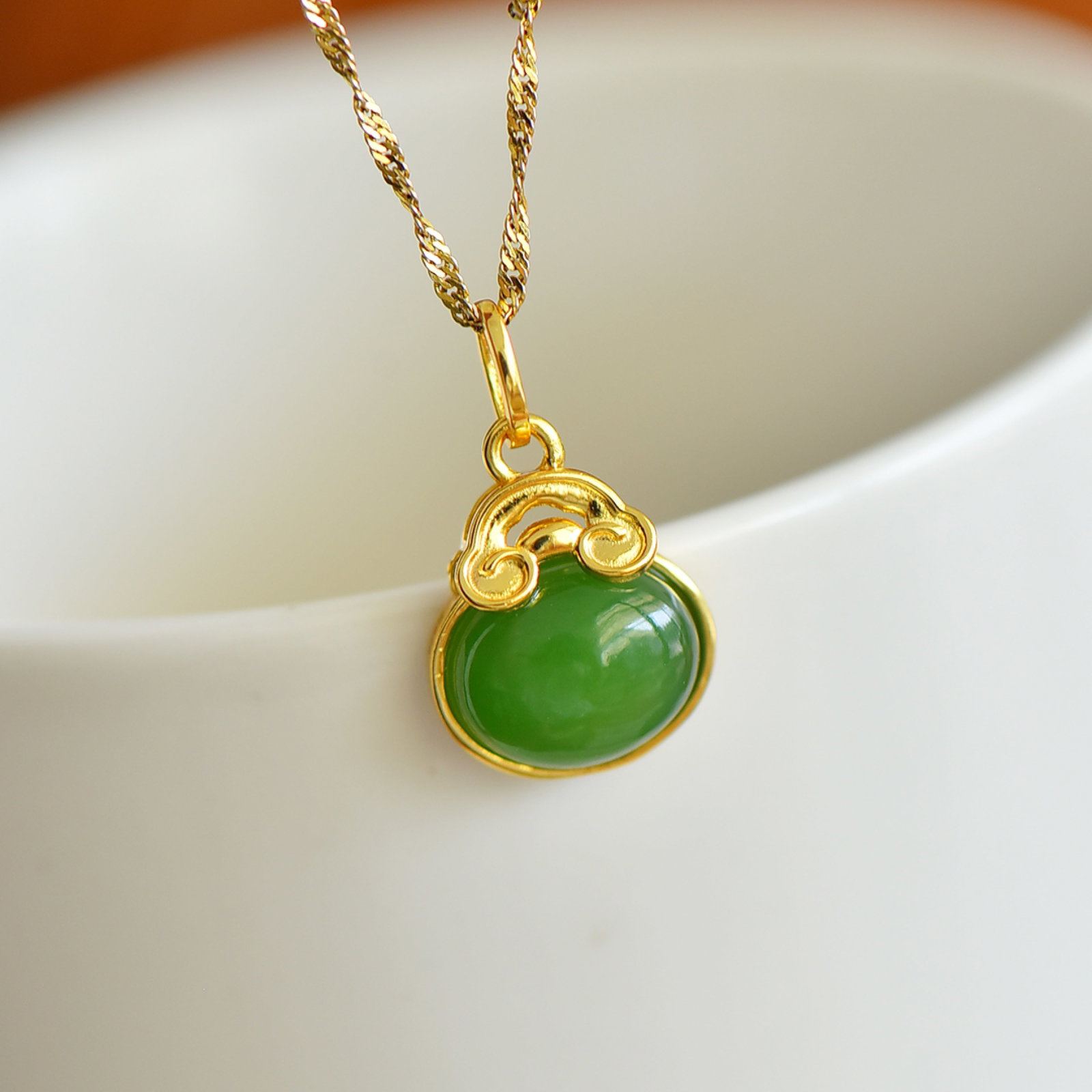 An Exquisite Sterling Silver-Gold Plated Inlaid Jasper Pendant: An Exquisite Sterling Silver-Gold Plated Inlaid Jasper Pendant,Size:8mmx10mm 一个精美的纯银镀金镶碧玉吊坠
