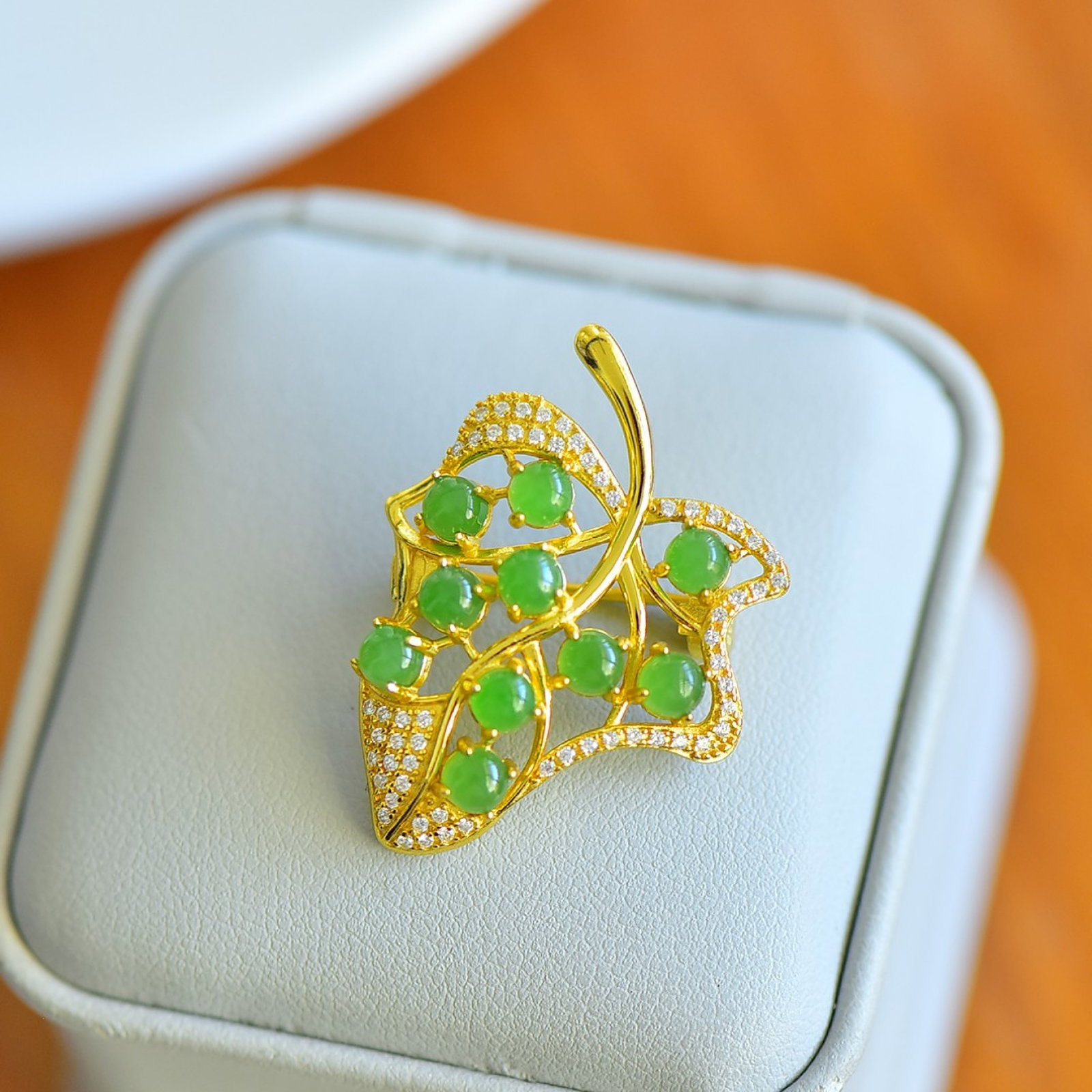 An Exquisite Sterling Silver-Gold Plated Inlaid Jasper Pendant,Inlaid Diamond: An Exquisite Sterling Silver-Gold Plated Inlaid Jasper Pendant,Inlaid Diamond,Size:4mmx4mm 纯银镀金镶碧玉吊坠,嵌钻石