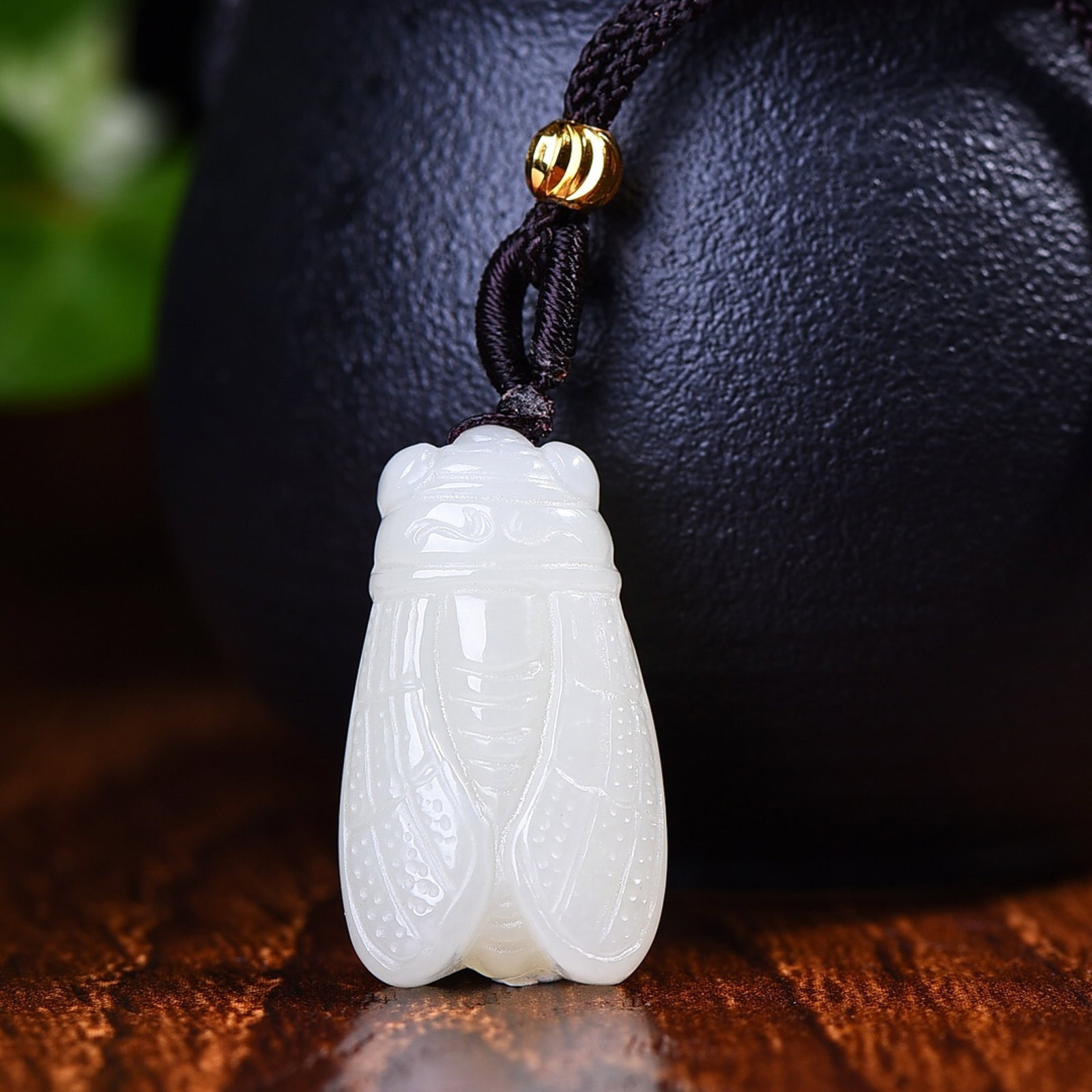 An Exquisite White Jade Cicada Pendant: An Exquisite White Jade Cicada Pendant,Size:15mmx25mm (寓意)吉祥蝉,玉脂白润 白玉蝉吊坠