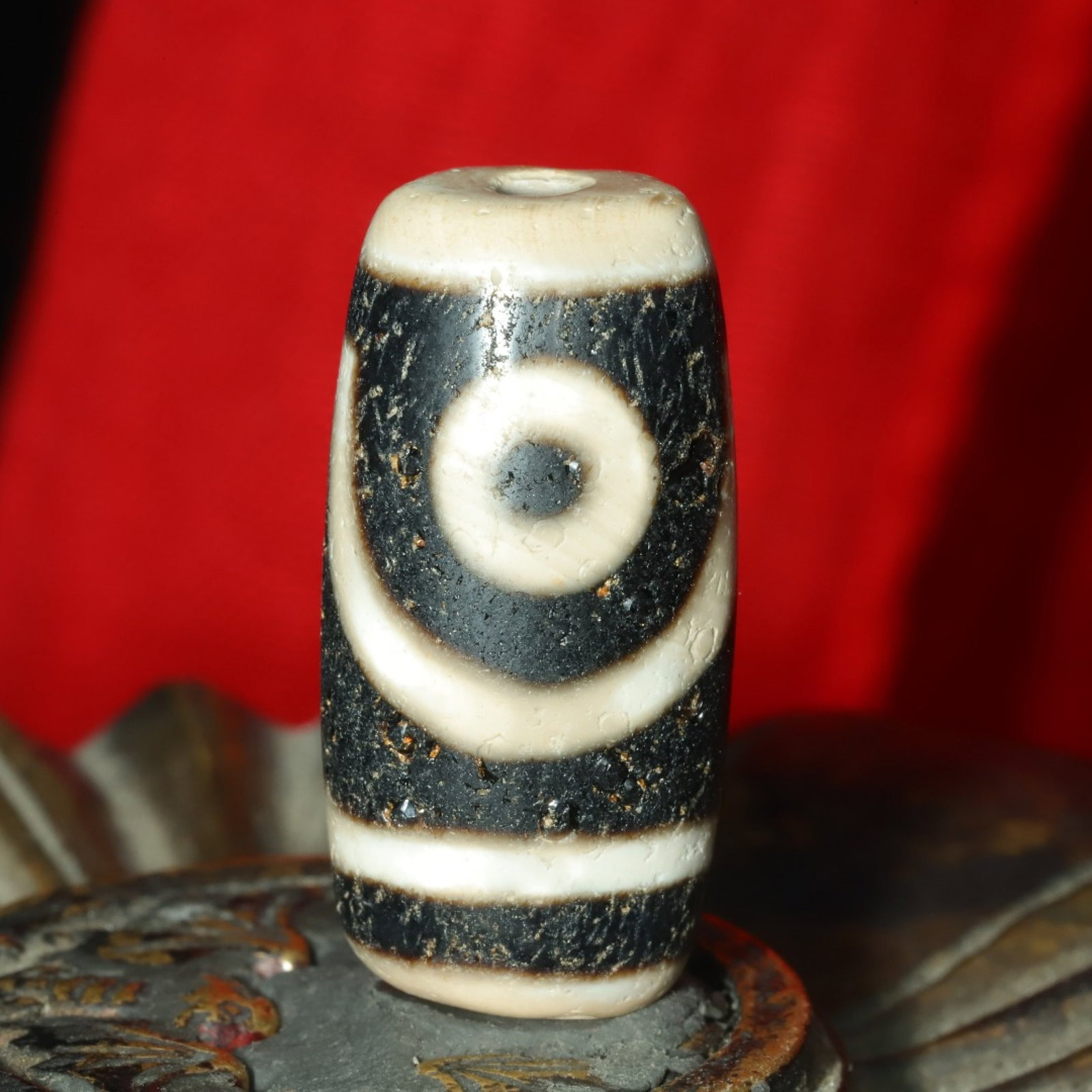 An Exquisite Two Eyes Dzi Bead Pendant: An Exquisite Two Eyes Dzi Bead Pendant，Size：28mmx13mmx11mm，Weight：7g 两眼天珠挂件