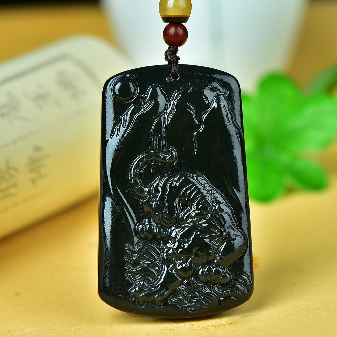 An Exquisite Sapphire Tiger Pattern Pendant: An Exquisite Sapphire Tiger Pattern Pendant,Size:38mmx62mm 寓意:威风凛凛 青玉老虎纹牌