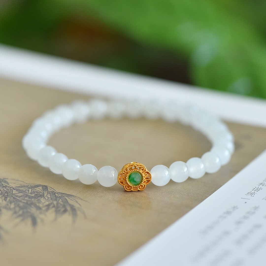 An Exquisite White Jade Bracelets: An Exquisite White Jade Bracelets 白玉手串