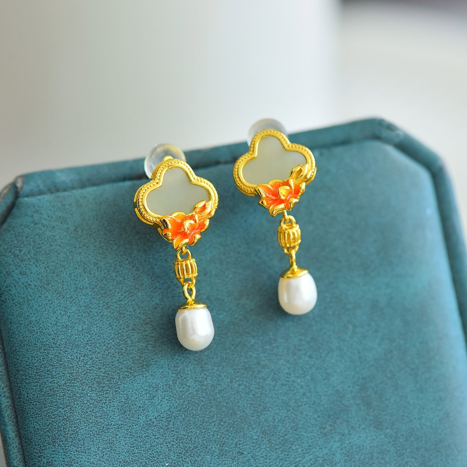 A Pair of Exquisite Sterling Silver-Gold Plated Inlaid White Jade Earrings,Inlaid Pearls: A Pair of Exquisite Sterling Silver-Gold Plated Inlaid White Jade Earrings,Inlaid Pearls,Size:10mmx10mm