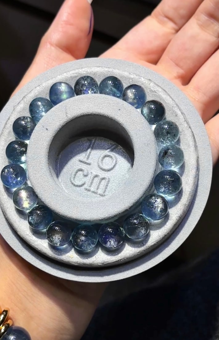An Exquisite Aquamarine Bracelets: An Exquisite Aquamarine Bracelets,Size:10mm,Weight:28g 海蓝宝手串