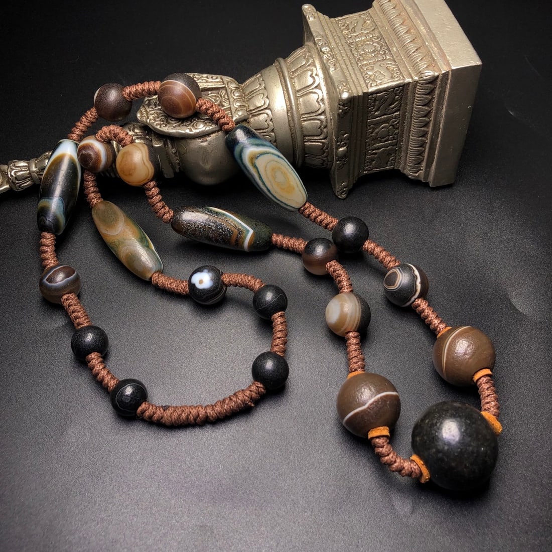 An Exquisite Agate Necklace: An Exquisite Agate Necklace,Size:(Min)12mmx10mm,(Max)37mmx15mm, (Pendant)26mm 玛瑙项链