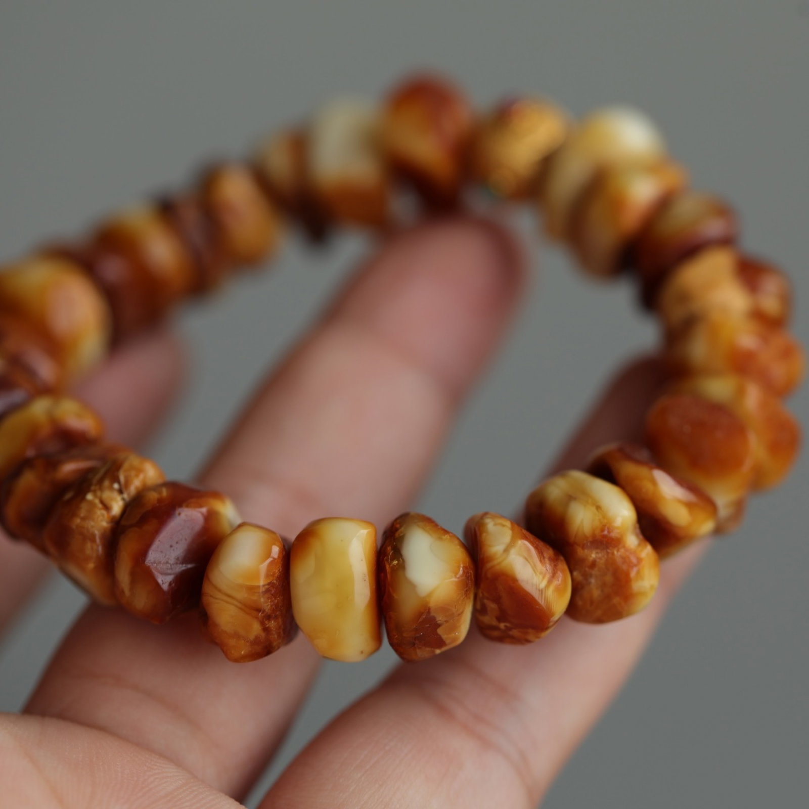 An Exquisite Amber Bracelets - 5