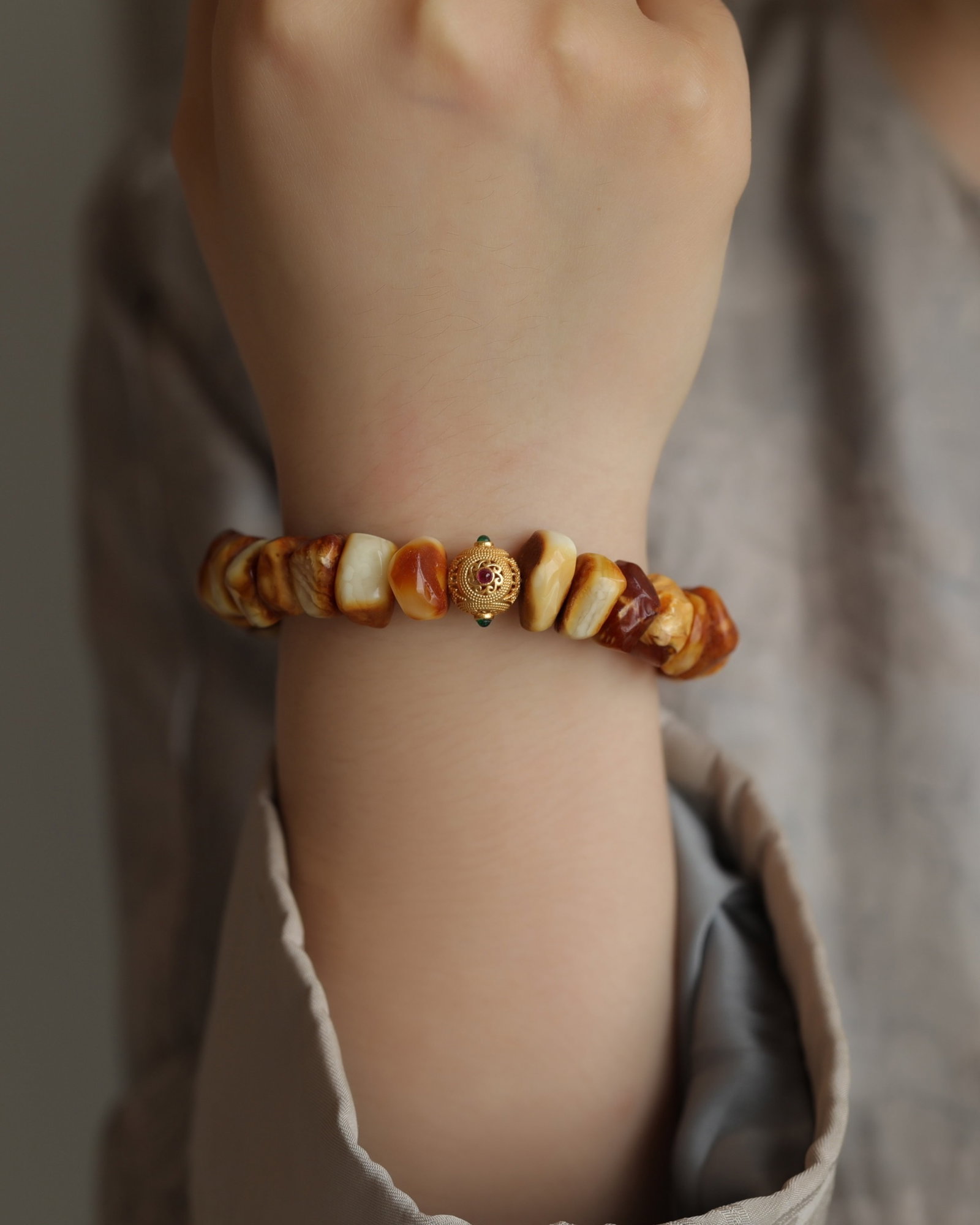 An Exquisite Amber Bracelets - 8