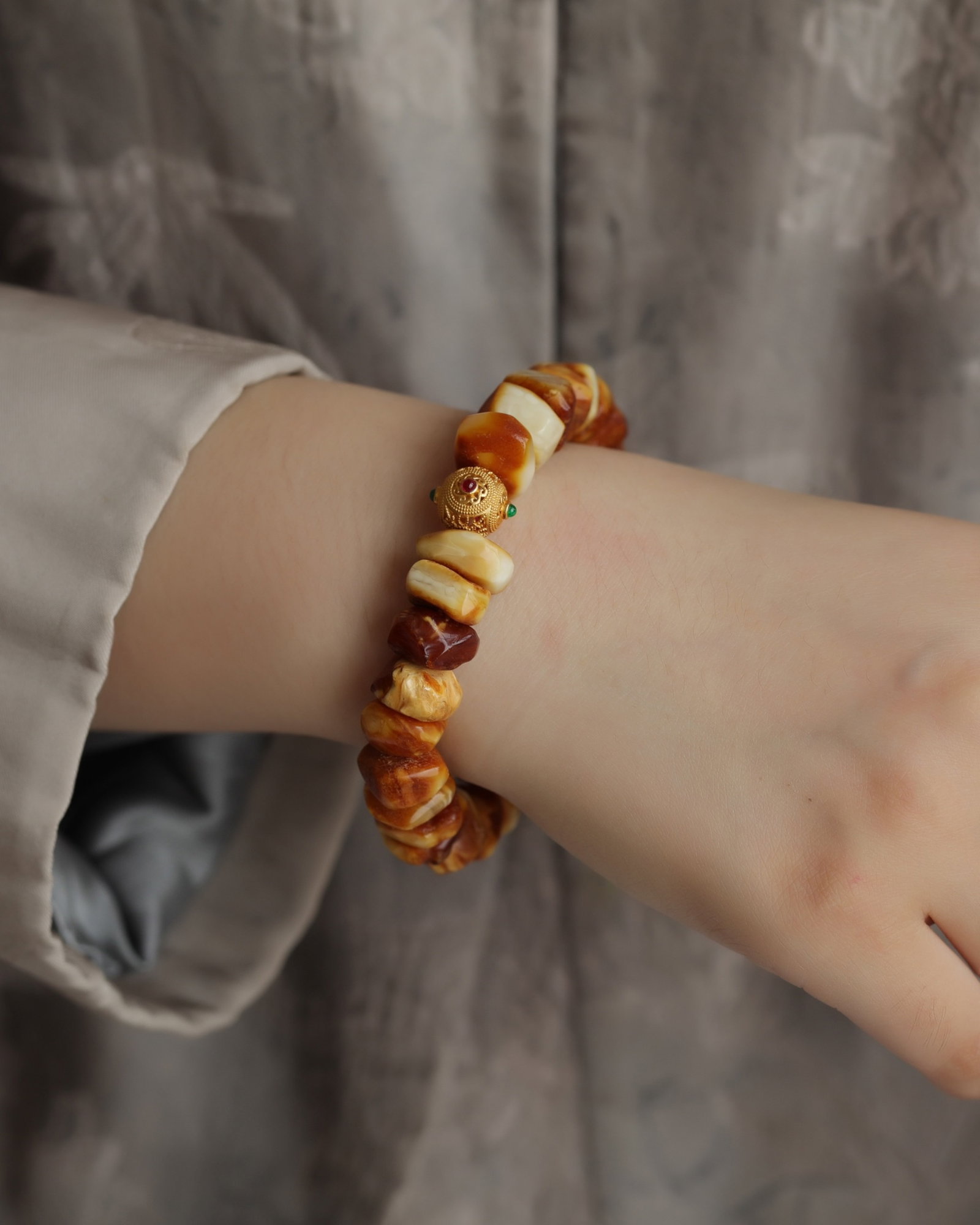 An Exquisite Amber Bracelets - 9