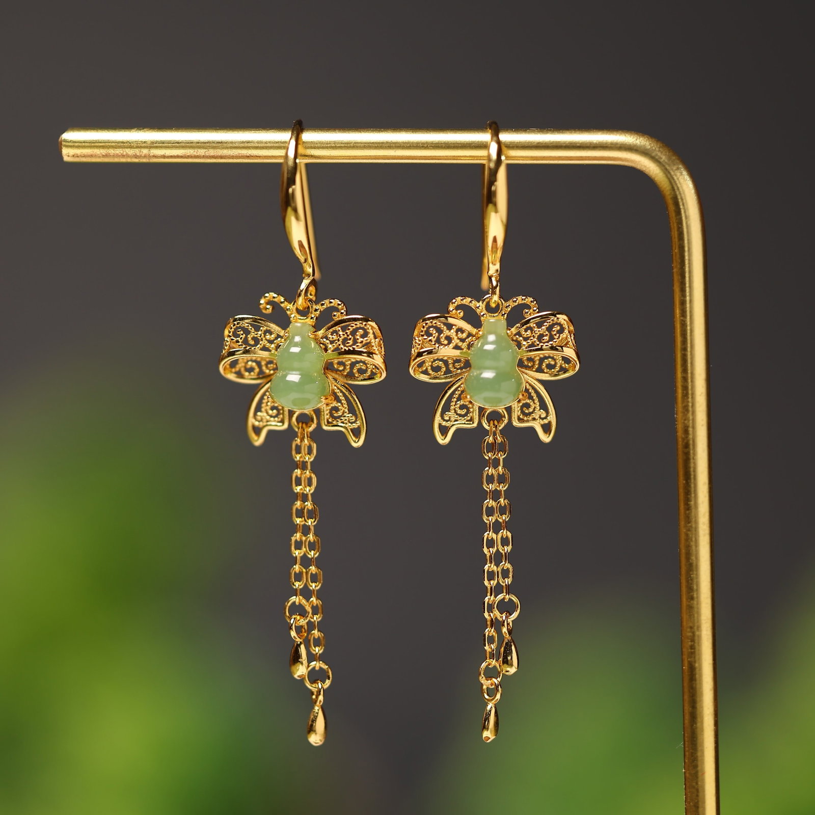 A Pair of Exquisite Sterling Silver-Gold Plated Inlaid Jasper Gourd Earrings: A Pair of Exquisite Sterling Silver-Gold Plated Inlaid Jasper Gourd Earrings,Size:5mmx7mm 一对纯银镀金镶碧玉葫芦耳环