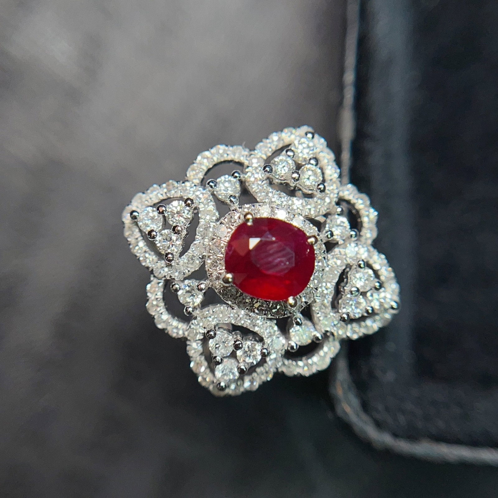 A Exquisite 18k Gold Inlaid 1.00ct Natural Ruby Ring,Inlaid Diamond: A Exquisite 18k Gold Inlaid 1.00ct Natural Ruby Ring,Inlaid Diamond,Total Weight:4.50g 18k金镶 1.00ct 天然红宝石戒指,嵌钻石