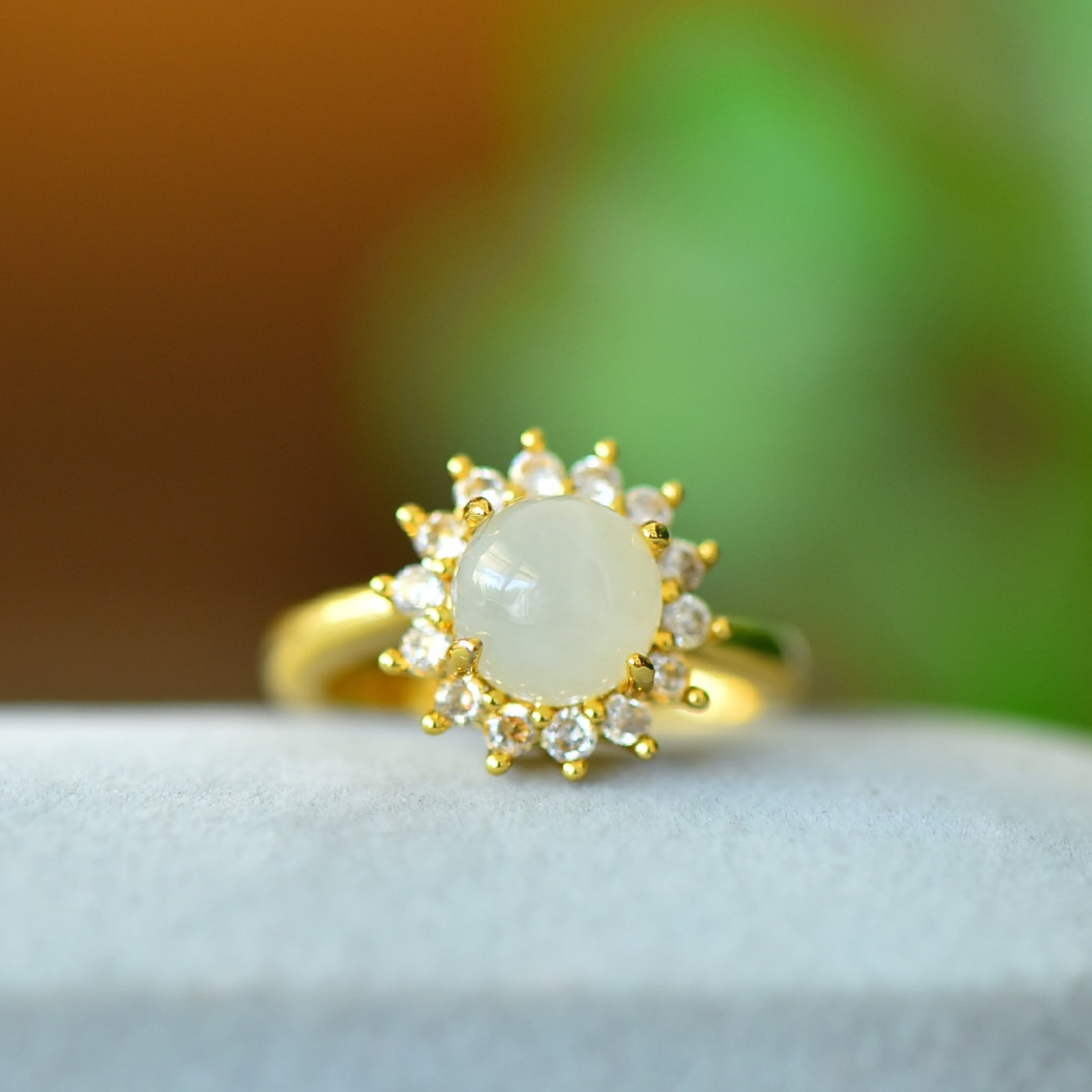 An Exquisite Bronze-Gold Plated Inlaid White Jade Ring,Inlaid Diamond: An Exquisite Bronze-Gold Plated Inlaid White Jade Ring,Inlaid Diamond,Size:8mmx8mm 铜镀金镶白玉戒指,嵌钻石