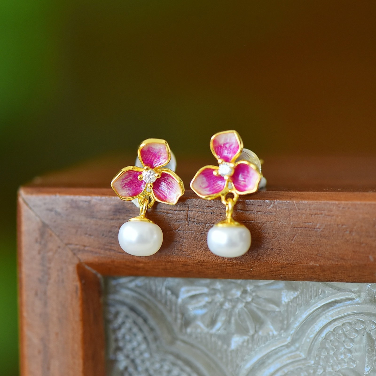 A Pair of Exquisite Sterling Silver-Gold Plated Inlaid Pearls Enamel Earrings: A Pair of Exquisite Sterling Silver-Gold Plated Inlaid Pearls Enamel Earrings Size:6mmx6mm 一对纯银镀金镶珍珠珐琅耳环