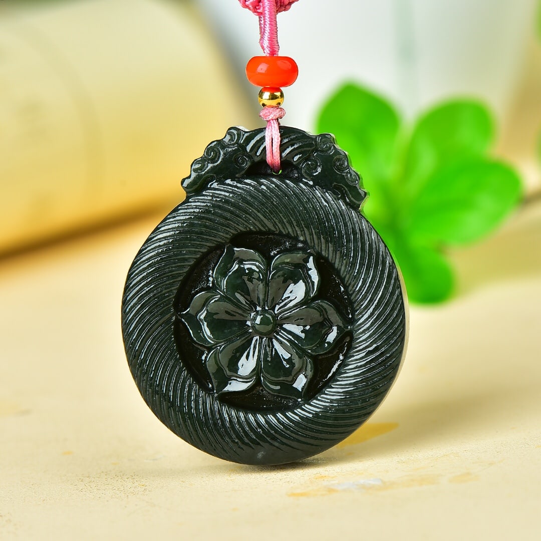 An Exquisite Sapphire Flower Pattern Pendant: An Exquisite Sapphire Flower Pattern Pendant,Size:44mmx52mm 寓意:花开富贵多层 大气柔美