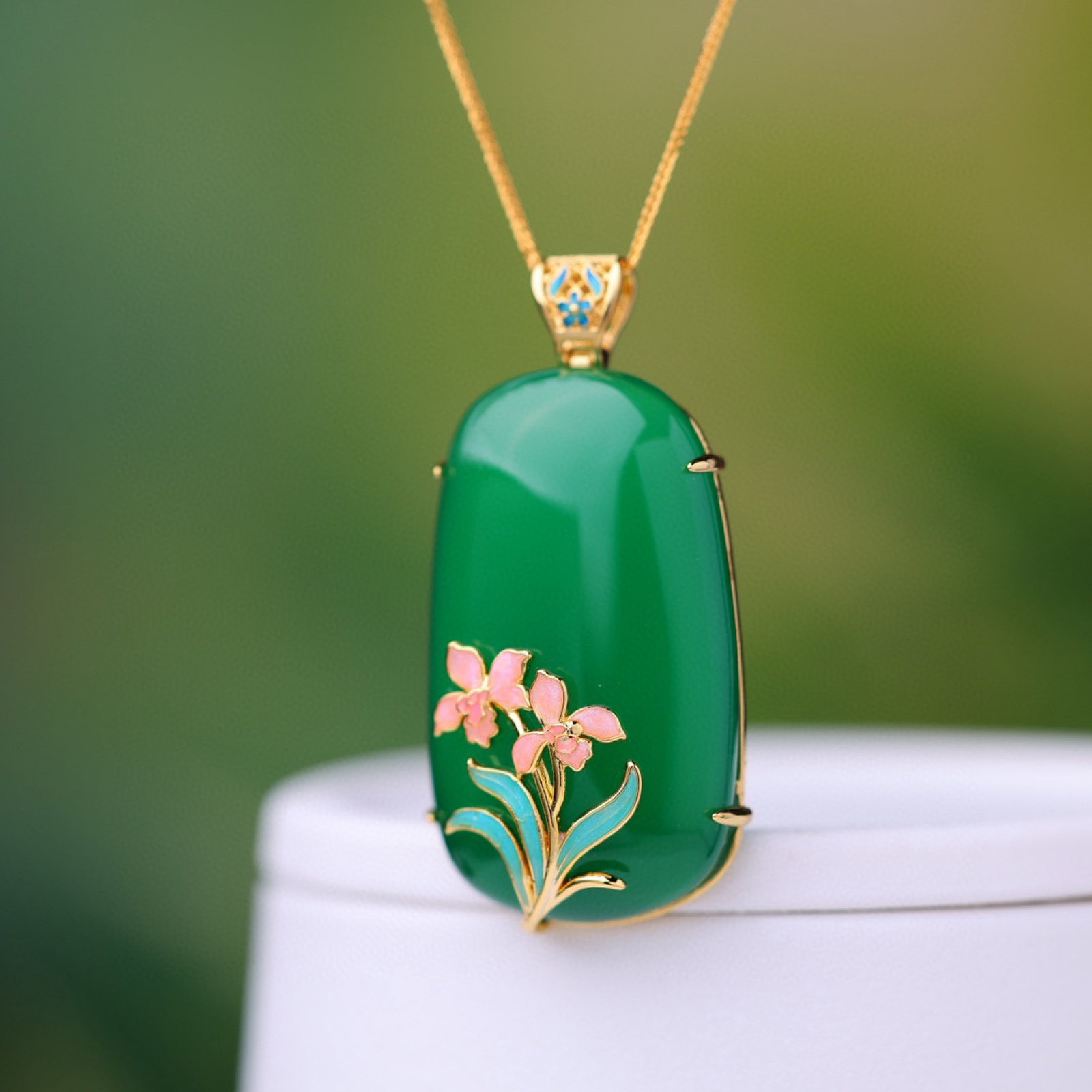 An Exquisite Bronze-Gold Plated Inlaid Agate Flower Pattern Necklace: An Exquisite Bronze-Gold Plated Inlaid Agate Flower Pattern Necklace,Size:26mmx45mm 铜镀金镶玛瑙花卉纹项链