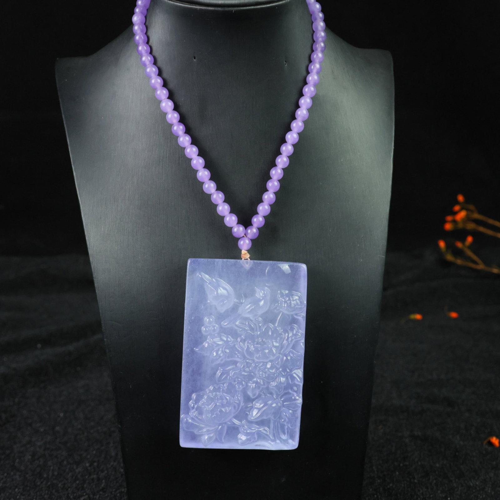 An Exquisite Jadeite Flower and Bird Pattern Pendant: An Exquisite Jadeite Flower and Bird Pattern Pendant，Size:87mmx56mmx16mm 翡翠花鸟纹挂件