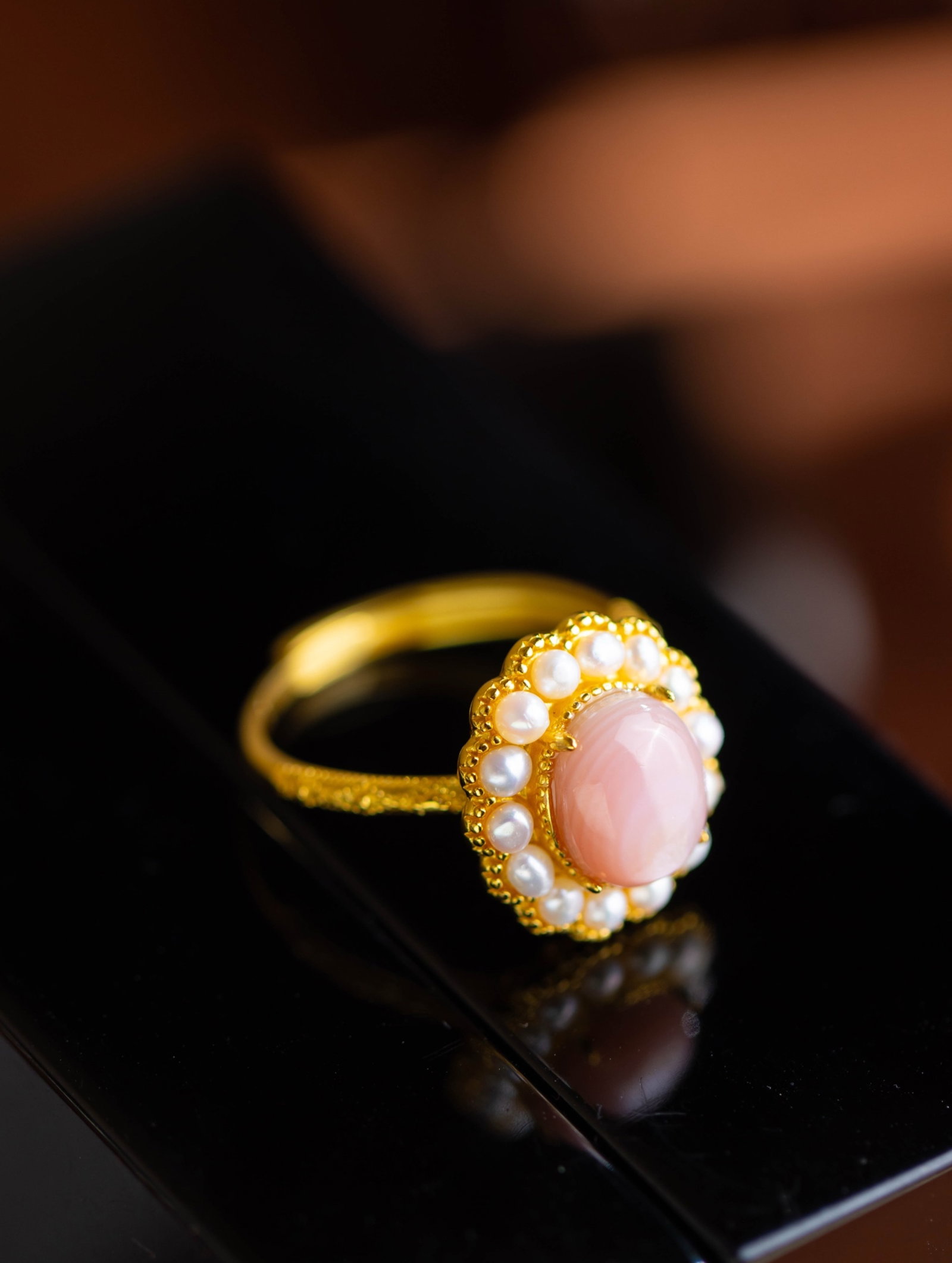 An Exquisite Sterling Silver-Gold Plated Inlaid Shell Ring,Inlaid Pearls: An Exquisite Sterling Silver-Gold Plated Inlaid Shell Ring,Inlaid Pearls 纯银镀金镶贝壳戒指,嵌珍珠