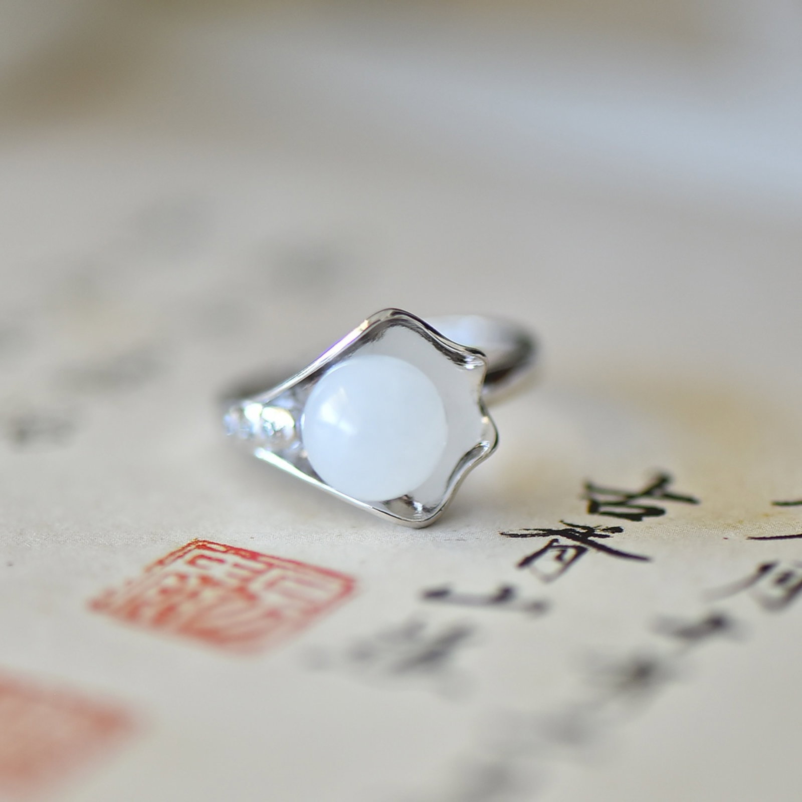 An Exquisite Sterling Silver Inlaid White Jade Ring: An Exquisite Sterling Silver Inlaid White Jade Ring,Size:8mmx8mm 纯银镶白玉戒指