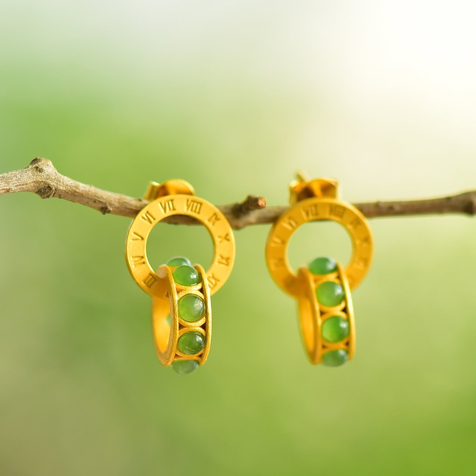 A Pair of Exquisite Sterling Silver-Gold Plated Inlaid Jasper Earrings: A Pair of Exquisite Sterling Silver-Gold Plated Inlaid Jasper Earrings 一对纯银镀金镶碧玉耳环