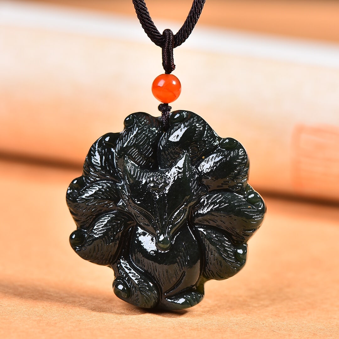 An Exquisite Sapphire Nine-Tailed Fox Pendant: An Exquisite Sapphire Nine-Tailed Fox Pendant,Size:45mmx45mm 寓意:象征祥瑞 青玉九尾狐挂件