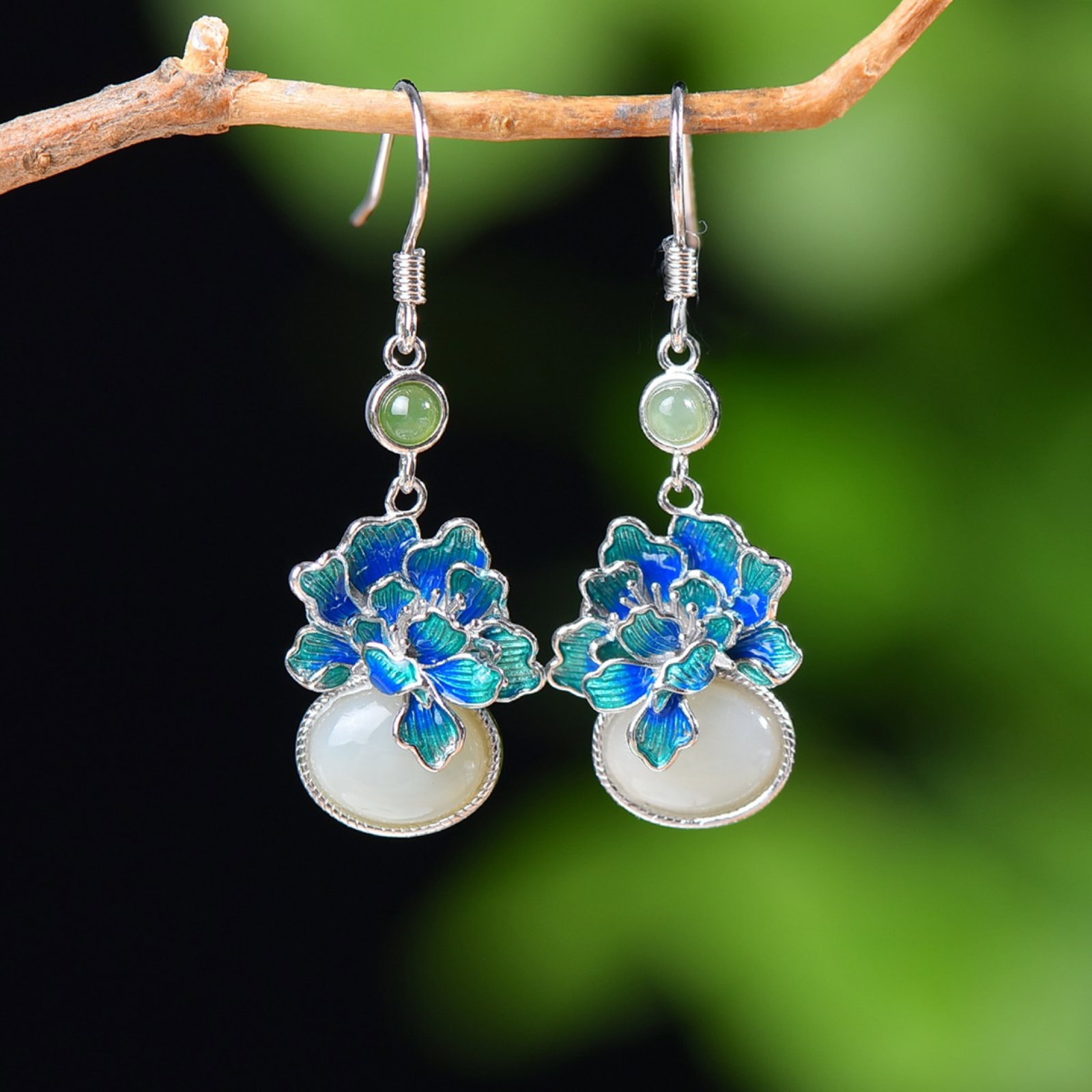A Pair of Exquisite Sterling Silver Inlaid White Jade Enamel Earrings: A Pair of Exquisite Sterling Silver Inlaid White Jade Enamel Earrings,Size:7mmx9mm 一对纯银镶白玉珐琅耳环