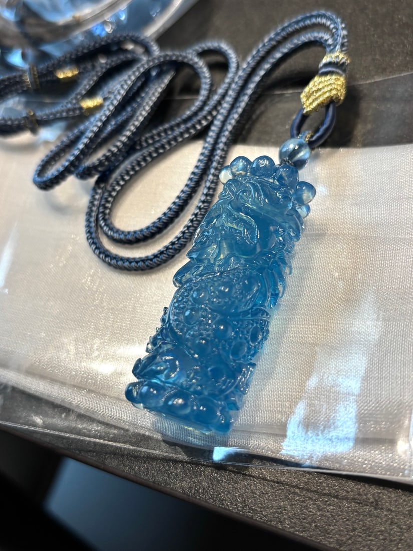 An Exquisite Aquamarine Dragon Pattern Pendant: An Exquisite Aquamarine Dragon Pattern Pendant,Size:54mmx22mm,Total Weight:43.3g 海蓝宝龙纹吊坠