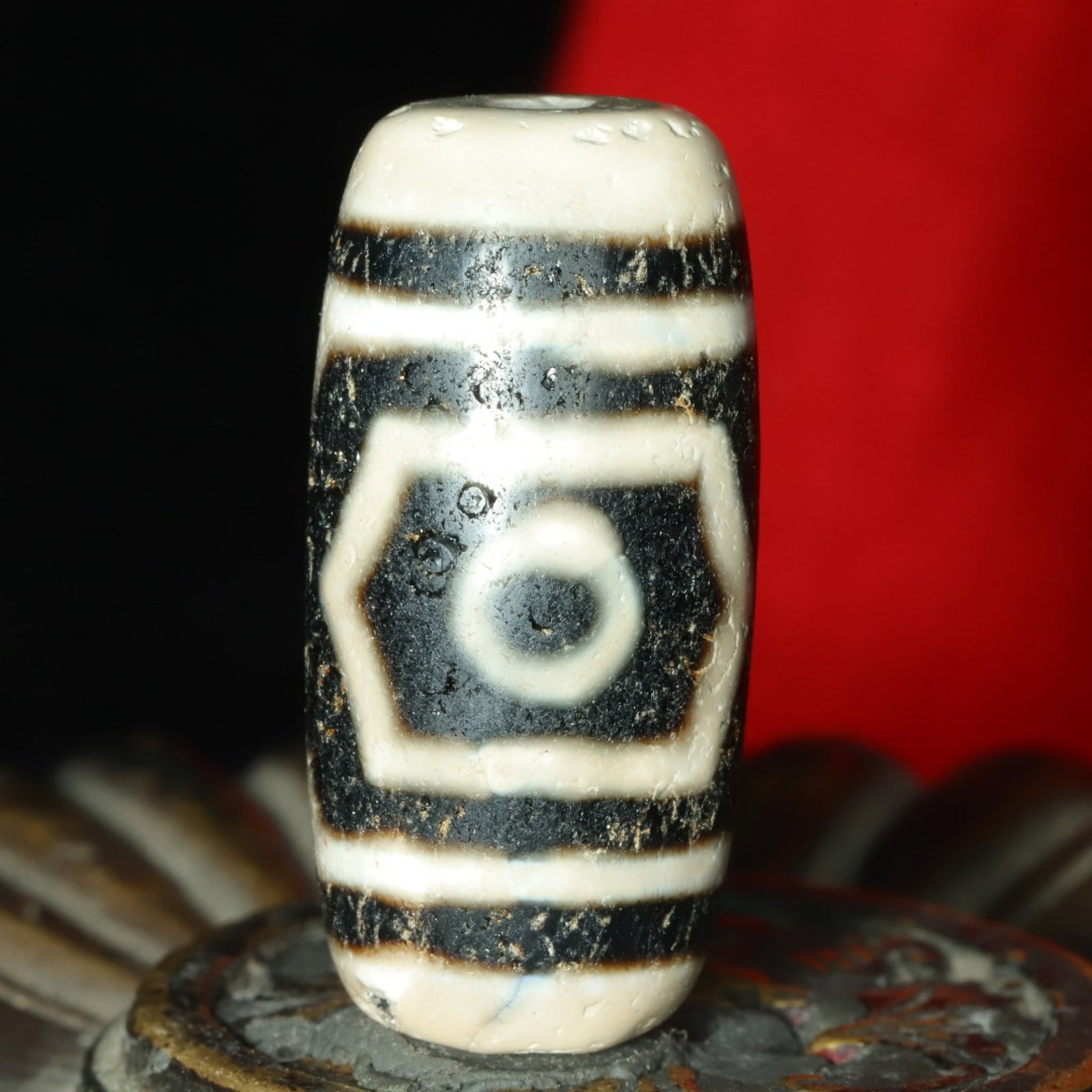 An Exquisite Three Eyes Dzi Bead Pendant: An Exquisite Three Eyes Dzi Bead Pendant，Size：28mmx13mmx11mm，Weight：7g 三眼天珠挂件