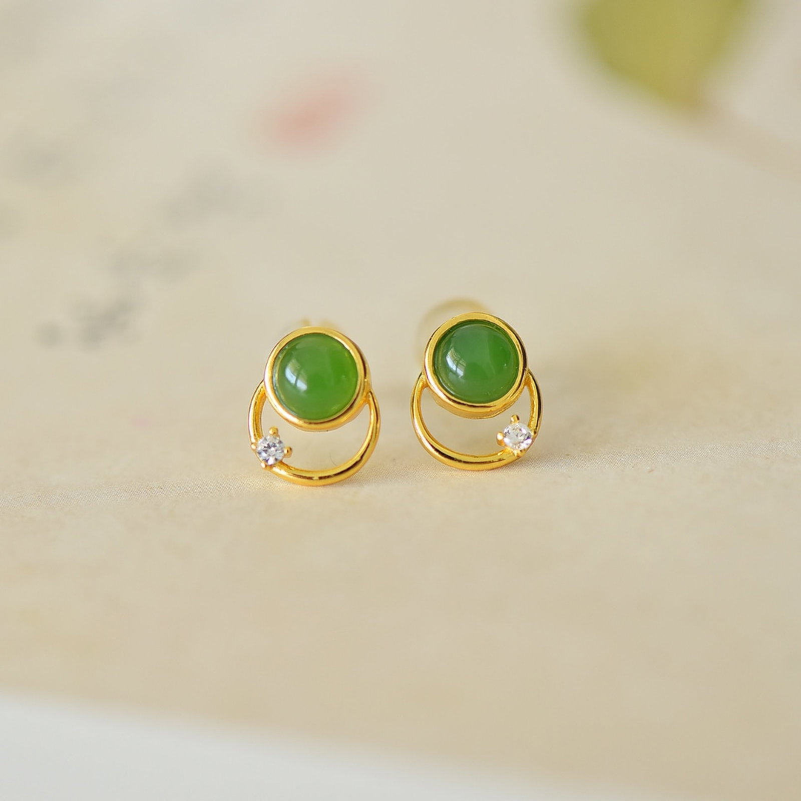 A Pair of Exquisite Sterling Silver-Gold Plated Inlaid Jasper Earrings: A Pair of Exquisite Sterling Silver-Gold Plated Inlaid Jasper Earrings,Size:5mmx5mm 一对纯银镀金镶碧玉耳钉