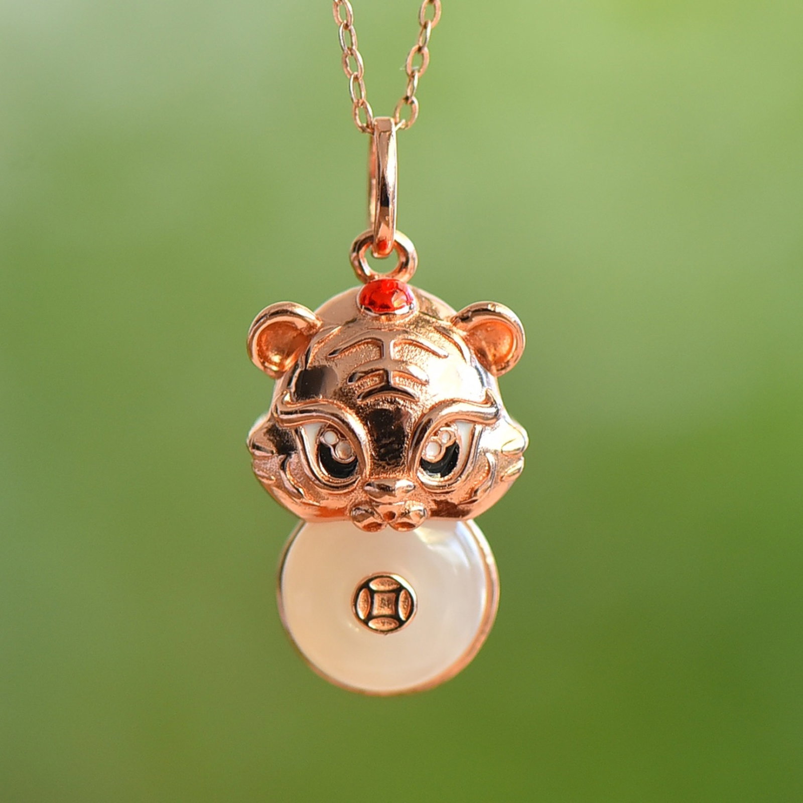 An Exquisite Sterling Silver-Gold Plated Inlaid White Jade Pendant: An Exquisite Sterling Silver-Gold Plated Inlaid White Jade Pendant,Size:10mmx10mm 一个精美的纯银镀金镶白玉吊坠