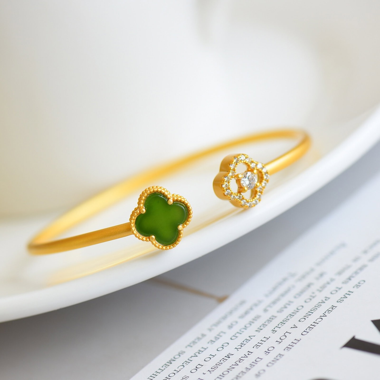 An Exquisite Sterling Silver-Gold Plated Inlaid Jasper Bracelets,Inlaid Diamond: An Exquisite Sterling Silver-Gold Plated Inlaid Jasper Bracelets,Inlaid Diamond,Size:10mmx10mm 纯银镀金镶碧玉手镯,嵌钻石