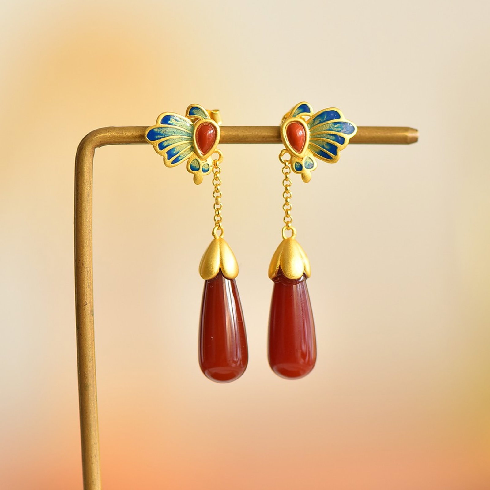 A Pair of Exquisite Sterling Silver-Gold Plated Inlaid Agate Earrings: A Pair of Exquisite Sterling Silver-Gold Plated Inlaid Agate Earrings,Size:8mmx19mm 一对纯银镀金镶玛瑙耳环