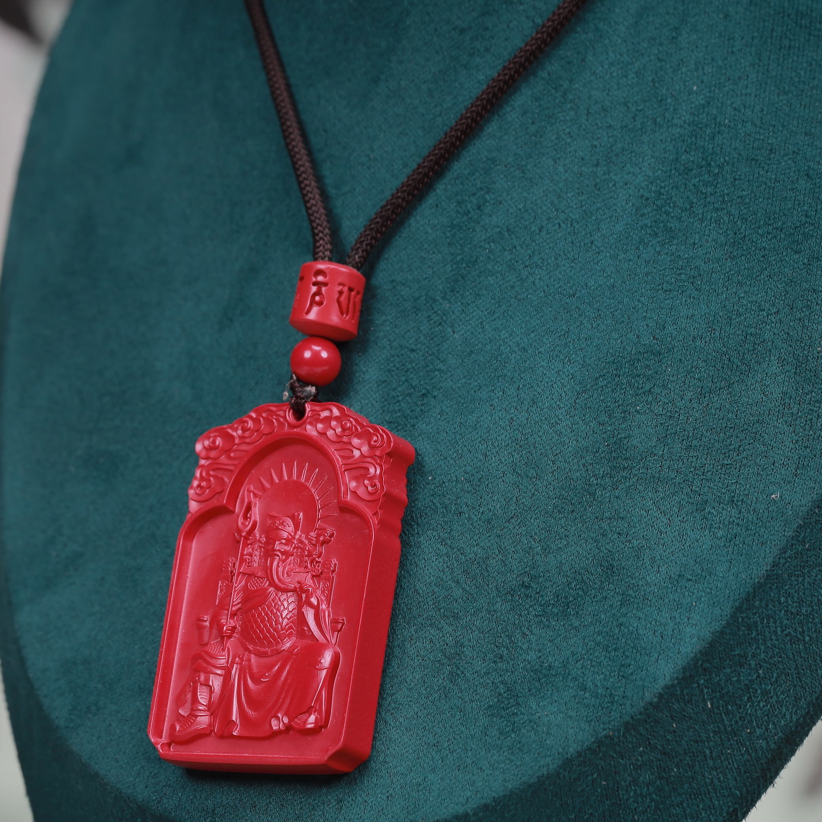 An Exquisite Cinnabar Figure Pattern Pendant - 5