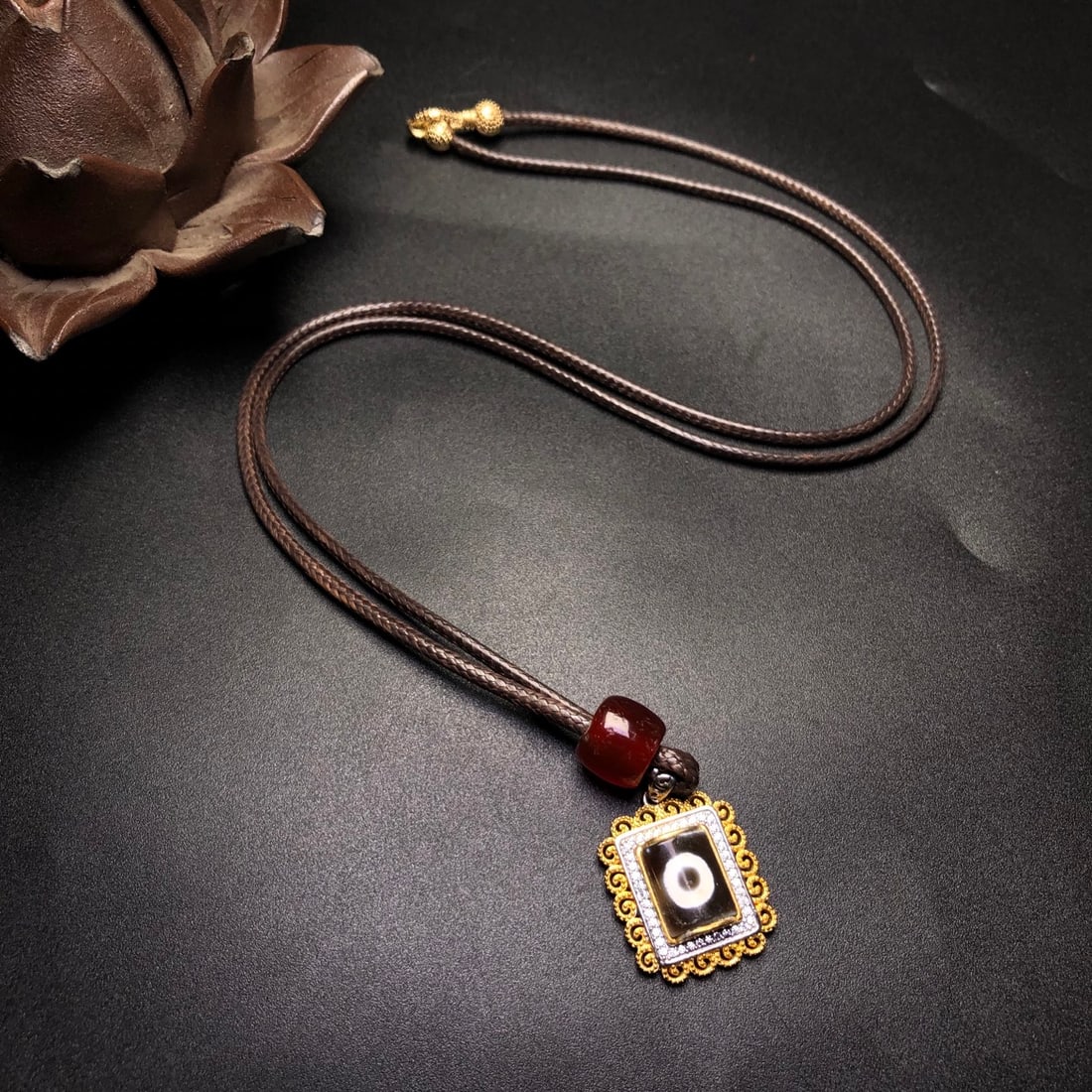 An Exquisite Sterling Silver-Gold Plated Inlaid Dzi Bead Pendant,Inlaid Gems: An Exquisite Sterling Silver-Gold Plated Inlaid Dzi Bead Pendant,Inlaid Gems,Size:22mmx19.5mmx5mm 纯银镀金镶天珠挂件,嵌宝石