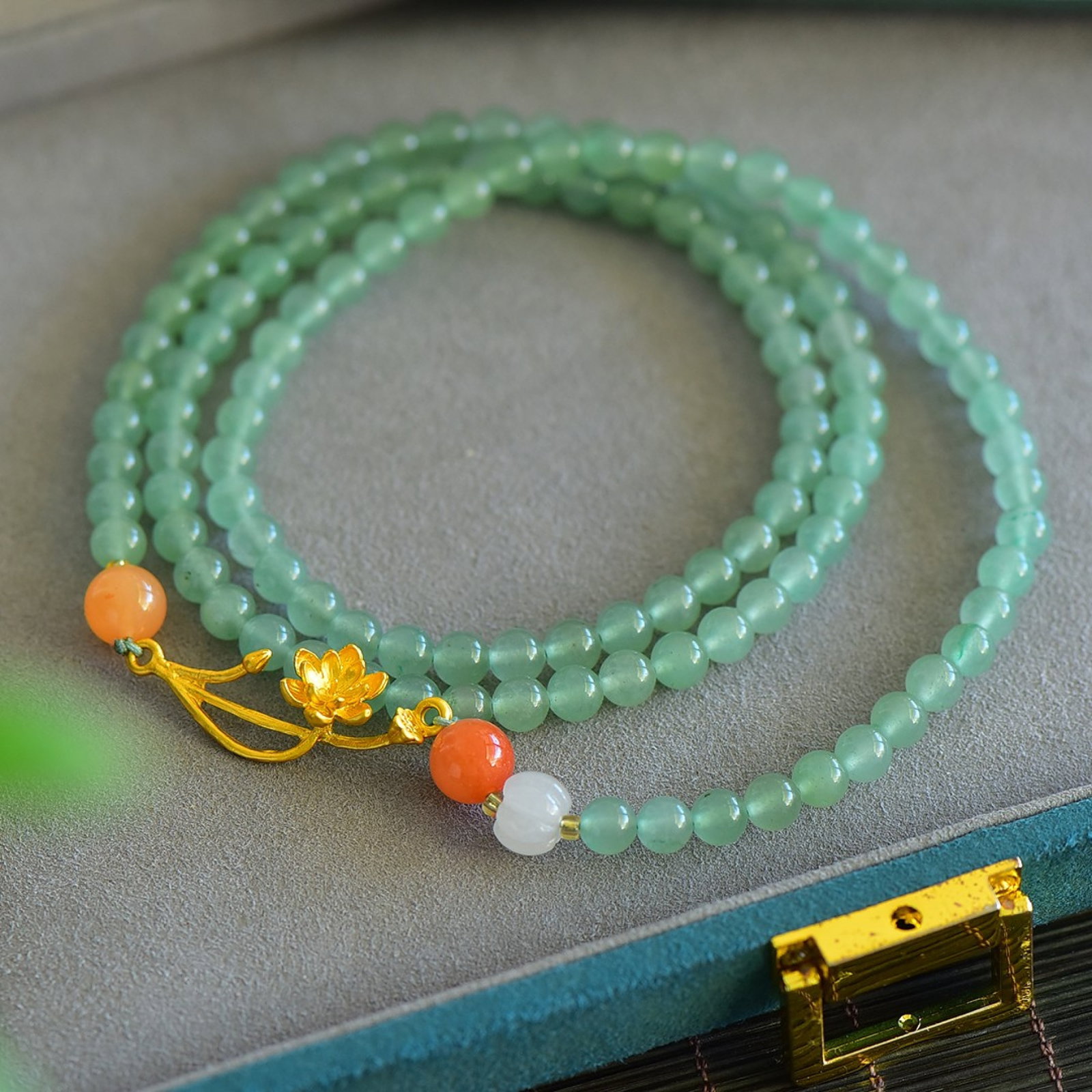 An Exquisite Greenish Jade Necklace: An Exquisite Greenish Jade Necklace,Size:6mm
