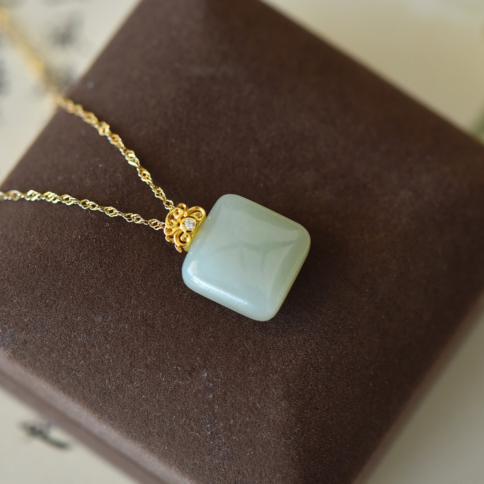 An Exquisite Sterling Silver-Gold Plated Inlaid Sapphire Pendant: An Exquisite Sterling Silver-Gold Plated Inlaid Sapphire Pendant Size:15mmx15mm 纯银镀金镶青玉吊坠
