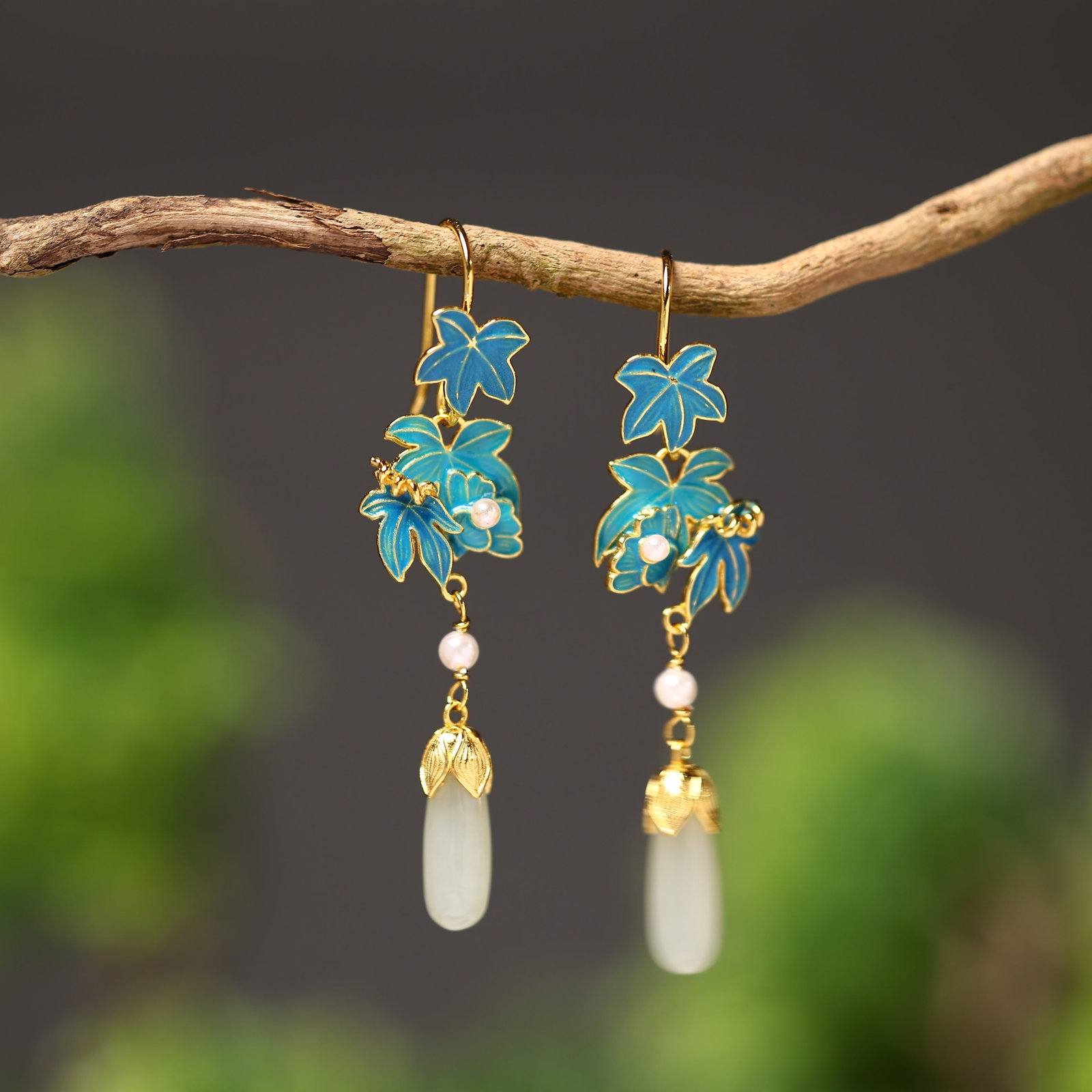 A Pair of Exquisite Sterling Silver-Gold Plated Inlaid White Jade Enamel Earrings,Inlaid Pearls: A Pair of Exquisite Sterling Silver-Gold Plated Inlaid White Jade Enamel Earrings,Inlaid Pearls,Size:5mmx6mm