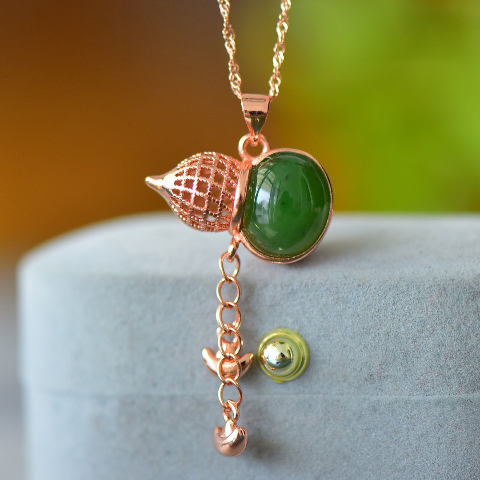 An Exquisite Bronze Inlaid Jasper Gourd Necklace: An Exquisite Bronze Inlaid Jasper Gourd Necklace,Size:10mmx12mm 铜镶碧玉葫芦项链