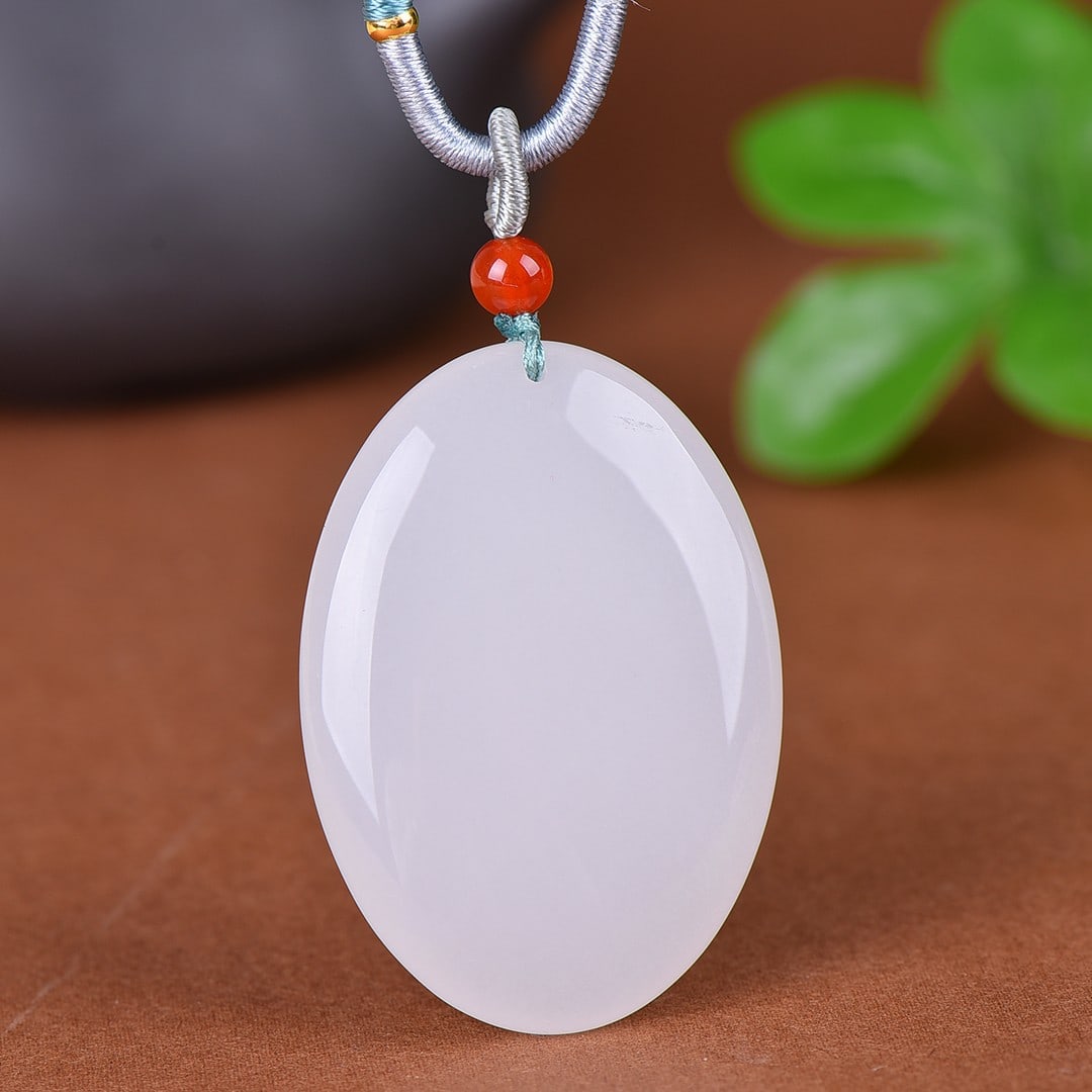 An Exquisite White Jade Pendant: An Exquisite White Jade Pendant,Size:35mmx50mm 寓意:吉祥如意 平安快乐 白玉吊坠