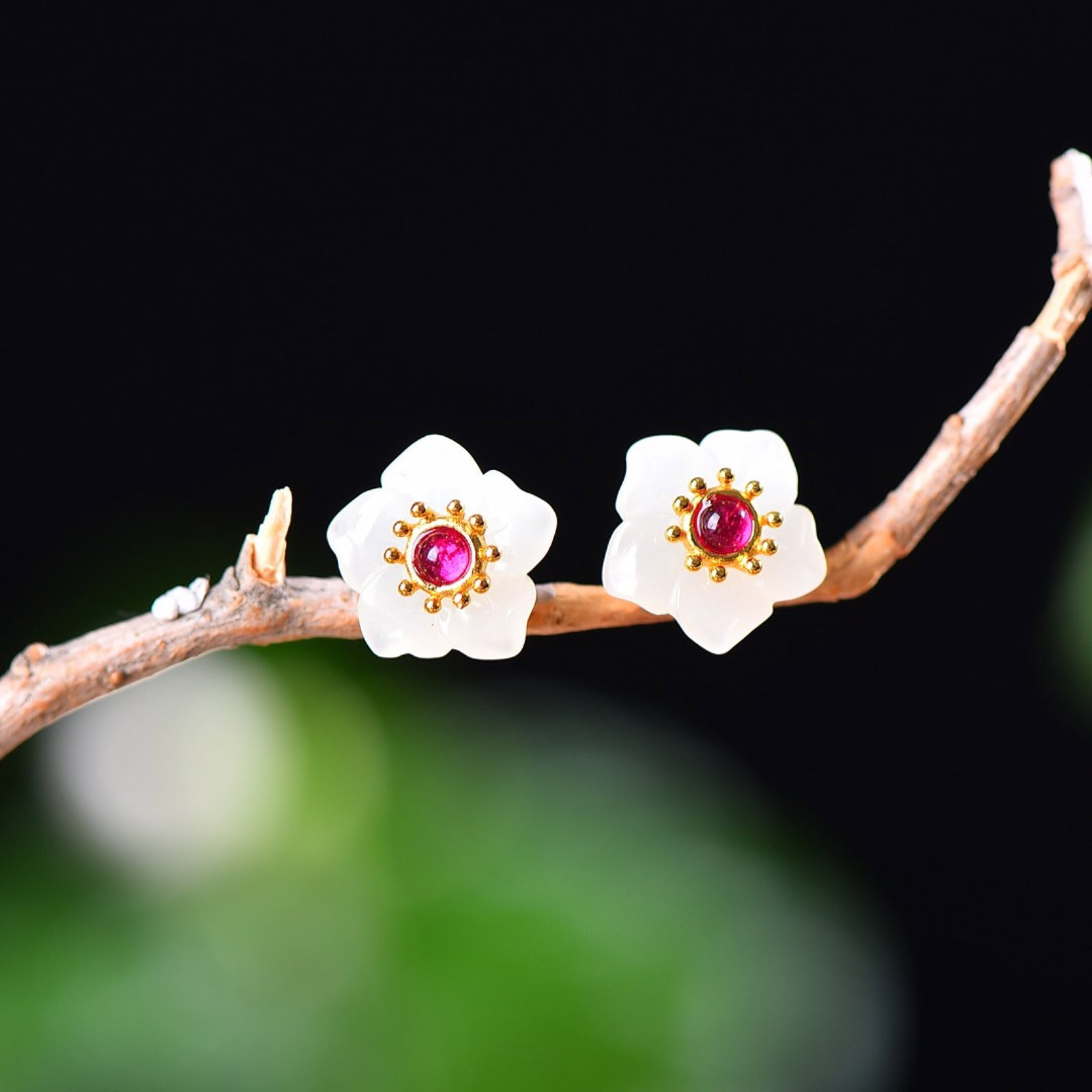 A Pair of Exquisite Sterling Silver-Gold Plated Inlaid White Jade Earrings: A Pair of Exquisite Sterling Silver-Gold Plated Inlaid White Jade Earrings,Size:12mmx12mm 一对纯银镀金镶白玉耳钉