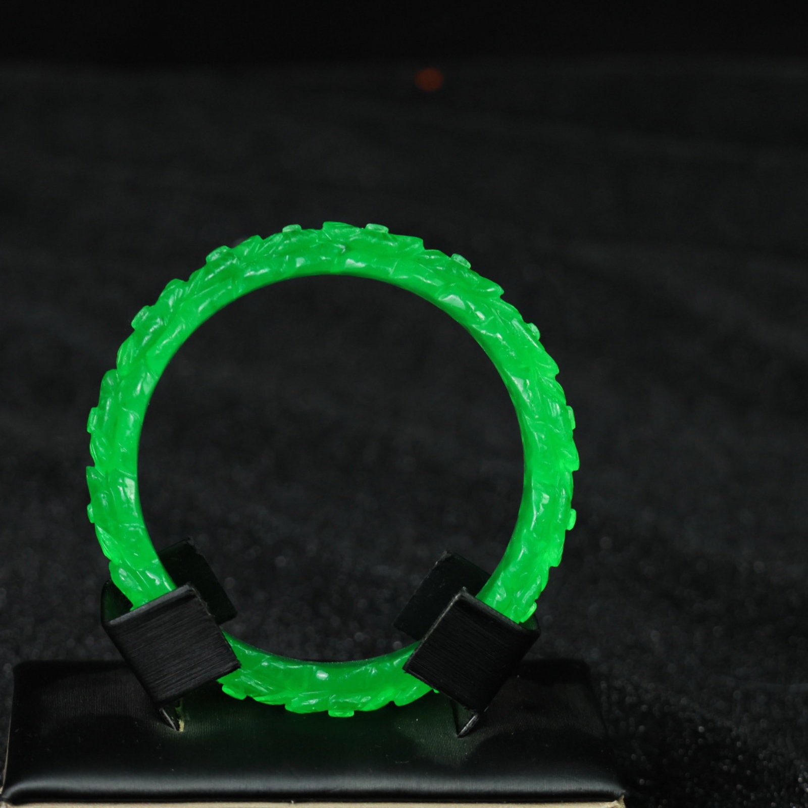An Exquisite Jadeite Flower Pattern Bracelets: An Exquisite Jadeite Flower Pattern Bracelets，Size:60mmx12mmx7mm 翡翠花卉纹手镯