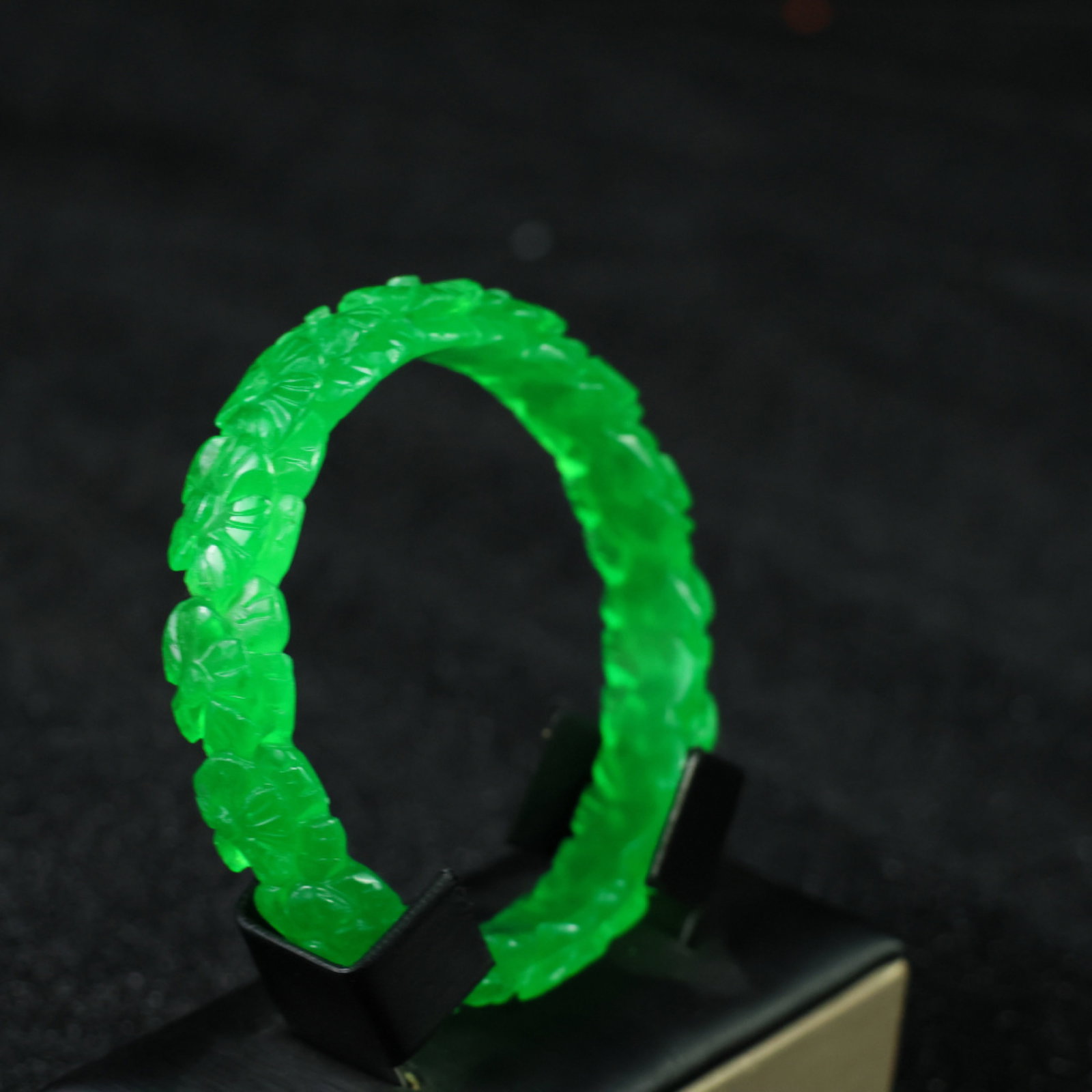 An Exquisite Jadeite Flower Pattern Bracelets - 2