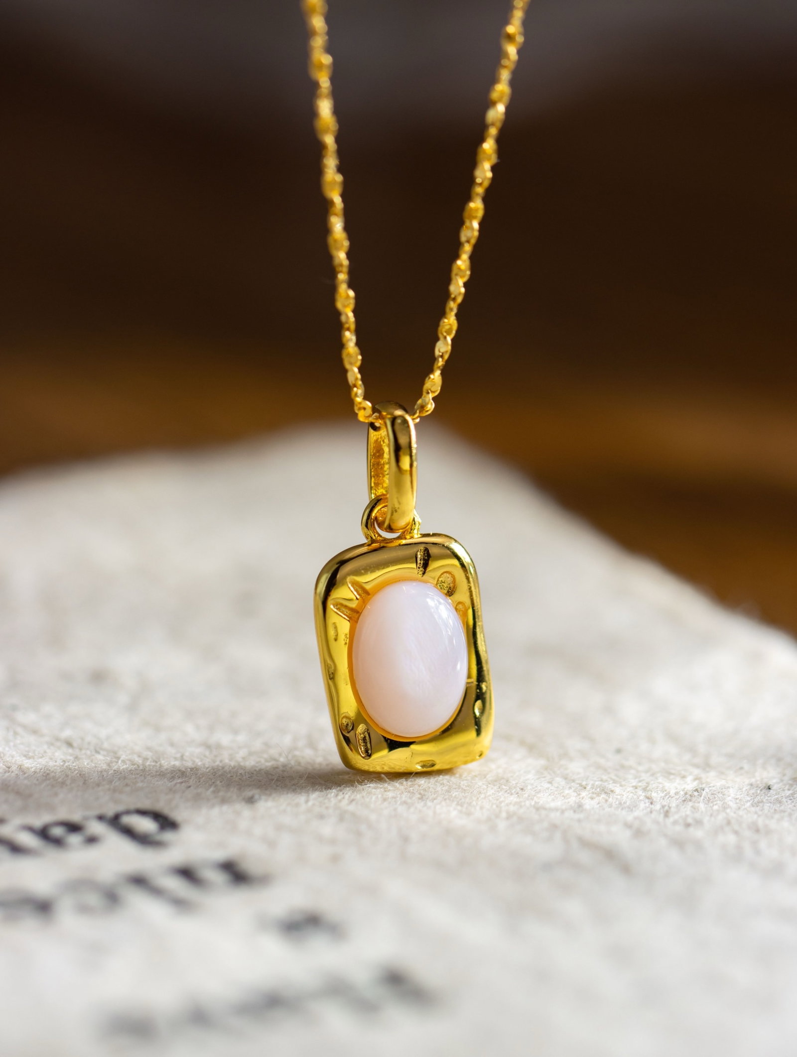 An Exquisite Sterling Silver-Gold Plated Inlaid Shell Pendant: An Exquisite Sterling Silver-Gold Plated Inlaid Shell Pendant 纯银镀金镶贝壳吊坠