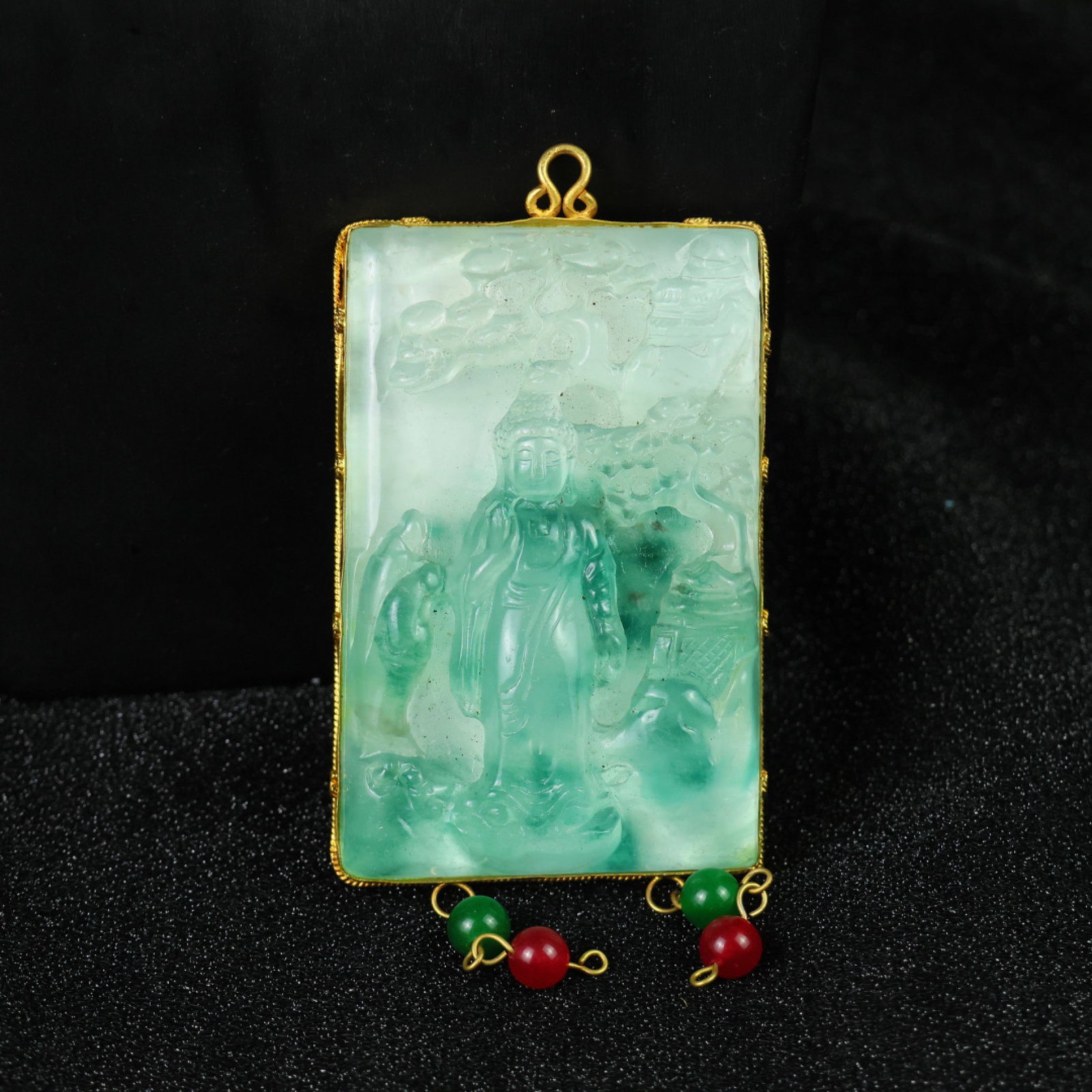 An Exquisite Jadeite Cover with Gold Buddha Pattern Pendant??Inlaid Gems: An Exquisite Jadeite Cover with Gold Buddha Pattern Pendant，Inlaid Gems，Qing Dynasty, China，Qianlong Four-character Mark，，Size:87mmx57mmx15mm 翡翠包