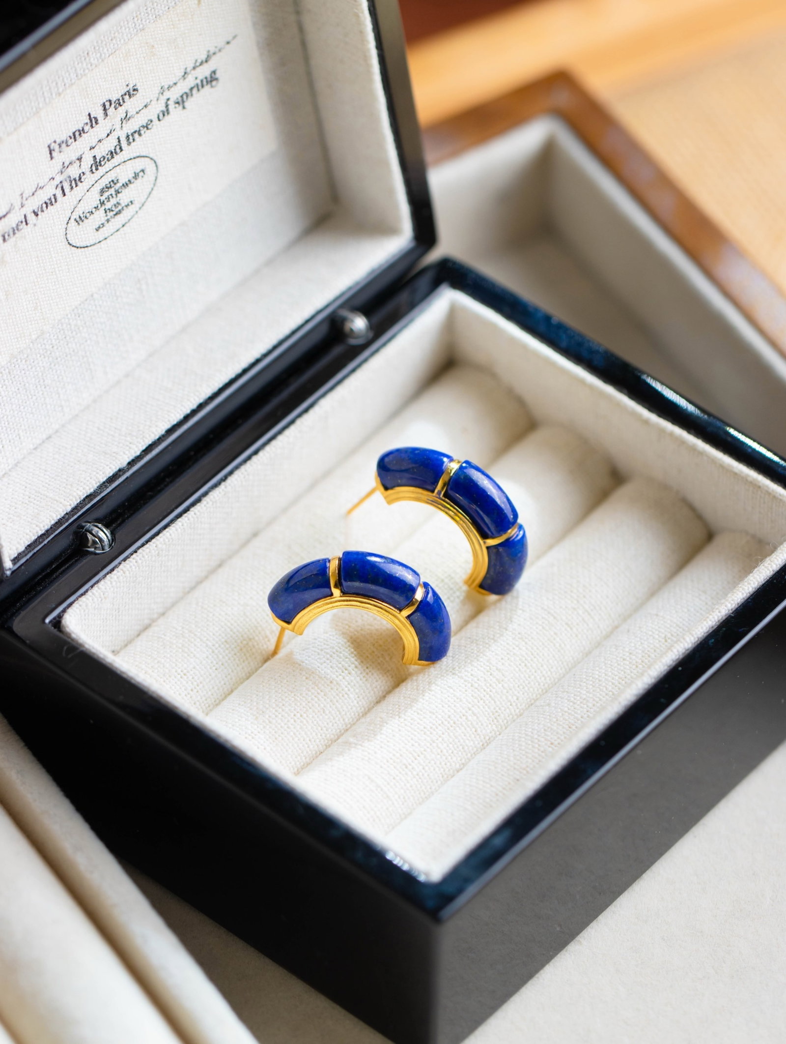 A Pair of Exquisite Sterling Silver-Gold Plated Inlaid Lapis Lazuli Earrings: A Pair of Exquisite Sterling Silver-Gold Plated Inlaid Lapis Lazuli Earrings 一对纯银镀金镶青金石耳钉