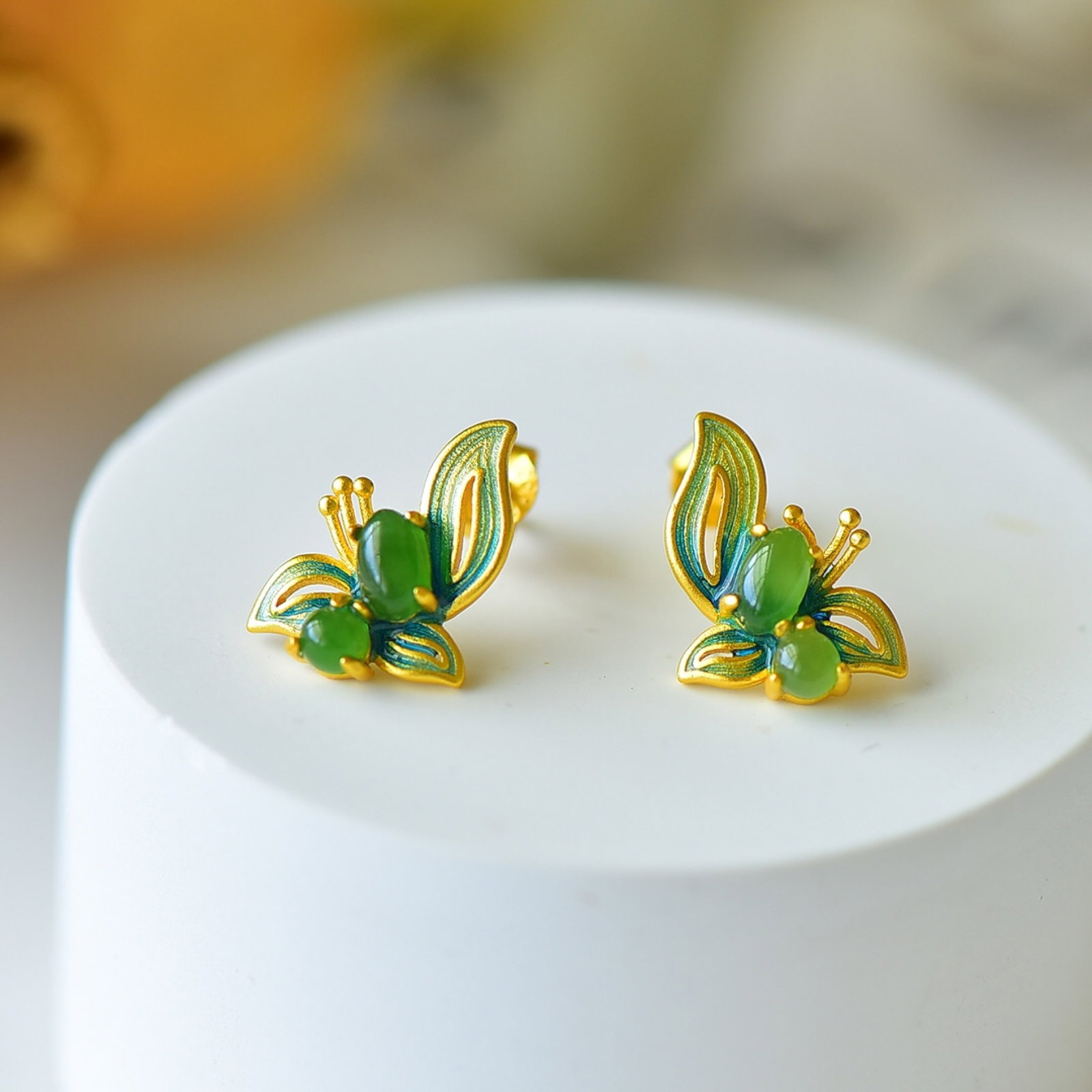A Pair of Exquisite Sterling Silver-Gold Plated Inlaid Jasper Enamel Earrings: A Pair of Exquisite Sterling Silver-Gold Plated Inlaid Jasper Enamel Earrings 一对纯银镀金镶碧玉珐琅耳钉