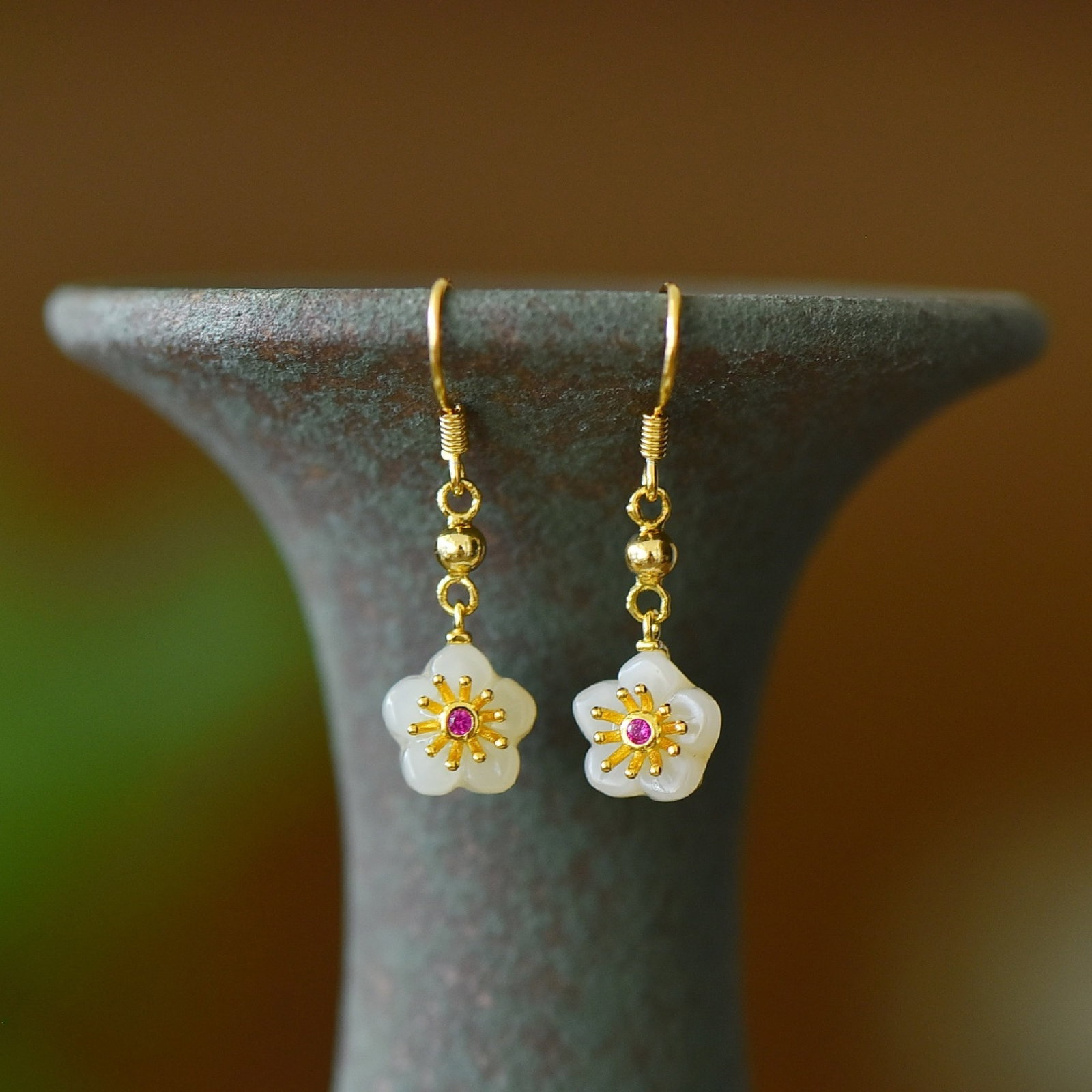 A Pair of Exquisite Sterling Silver-Gold Plated Inlaid White Jade Earrings: A Pair of Exquisite Sterling Silver-Gold Plated Inlaid White Jade Earrings,Size:9mmx9mm 一对纯银镀金镶白玉耳环