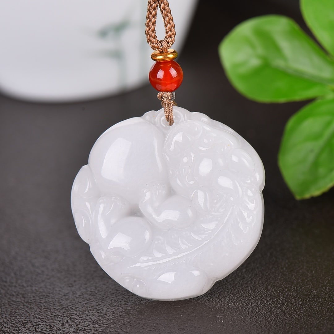 An Exquisite White Jade Auspicious Beast Pendant: An Exquisite White Jade Auspicious Beast Pendant,Size:36mmx36mm 寓意:寓意天地守护,吉祥如意,辟邪