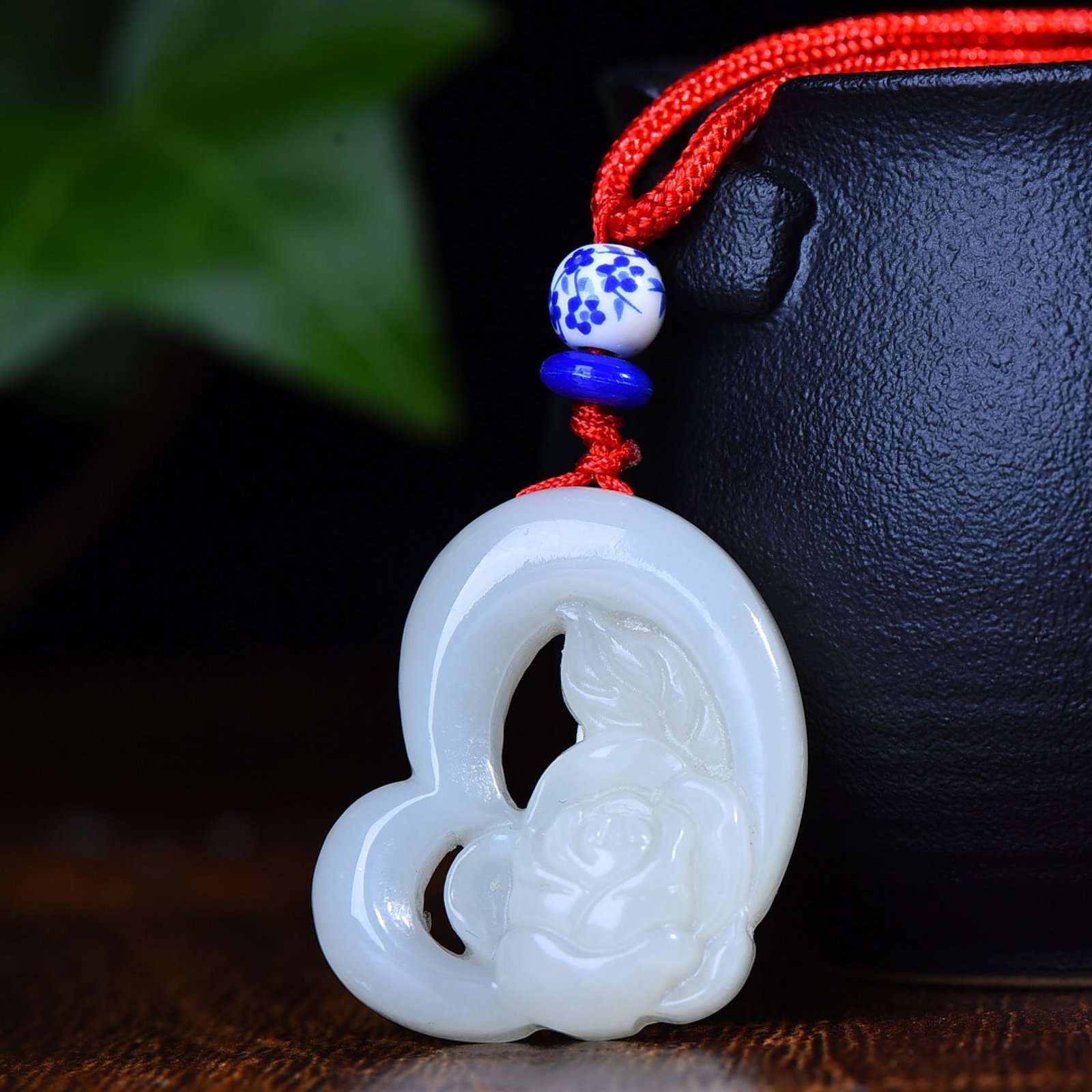 An Exquisite White Jade Flower Pendant: An Exquisite White Jade Flower Pendant,Size:24mmx30mm (寓意)雕工精湛,玉质温润柔和,干净无暇